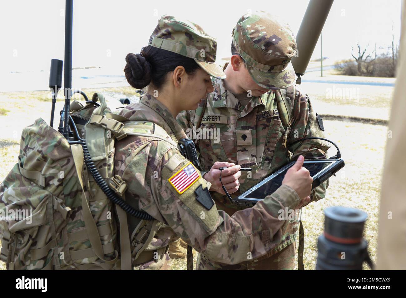 Sergeant Emily Rivas, kryptologische Linguistin beim 103. Brigadeingenieurbataillon, 56. Stryker-Brigaden-Kampfteam, ist eine von acht Pa Mitglieder der Nationalgarde trainieren am 17. März 2022 in Fort Indiantown Gap, Pa, über das neue taktisch abgelöste System der elektronischen Kriegs- und Signalaufklärung (TDEWS), das eine große Lücke in der Ausbildung von Soldaten im militärischen Bereich der beruflichen Spezialisierung (MOS) des Nachrichtendienstes füllte. Pennsylvania ist die erste Nationalgarde des Landes, die das System in Vorbereitung auf das bevorstehende 56. Stryker Brigade Combat Team, 28. Infanterie Division National Train, ausführt Stockfoto