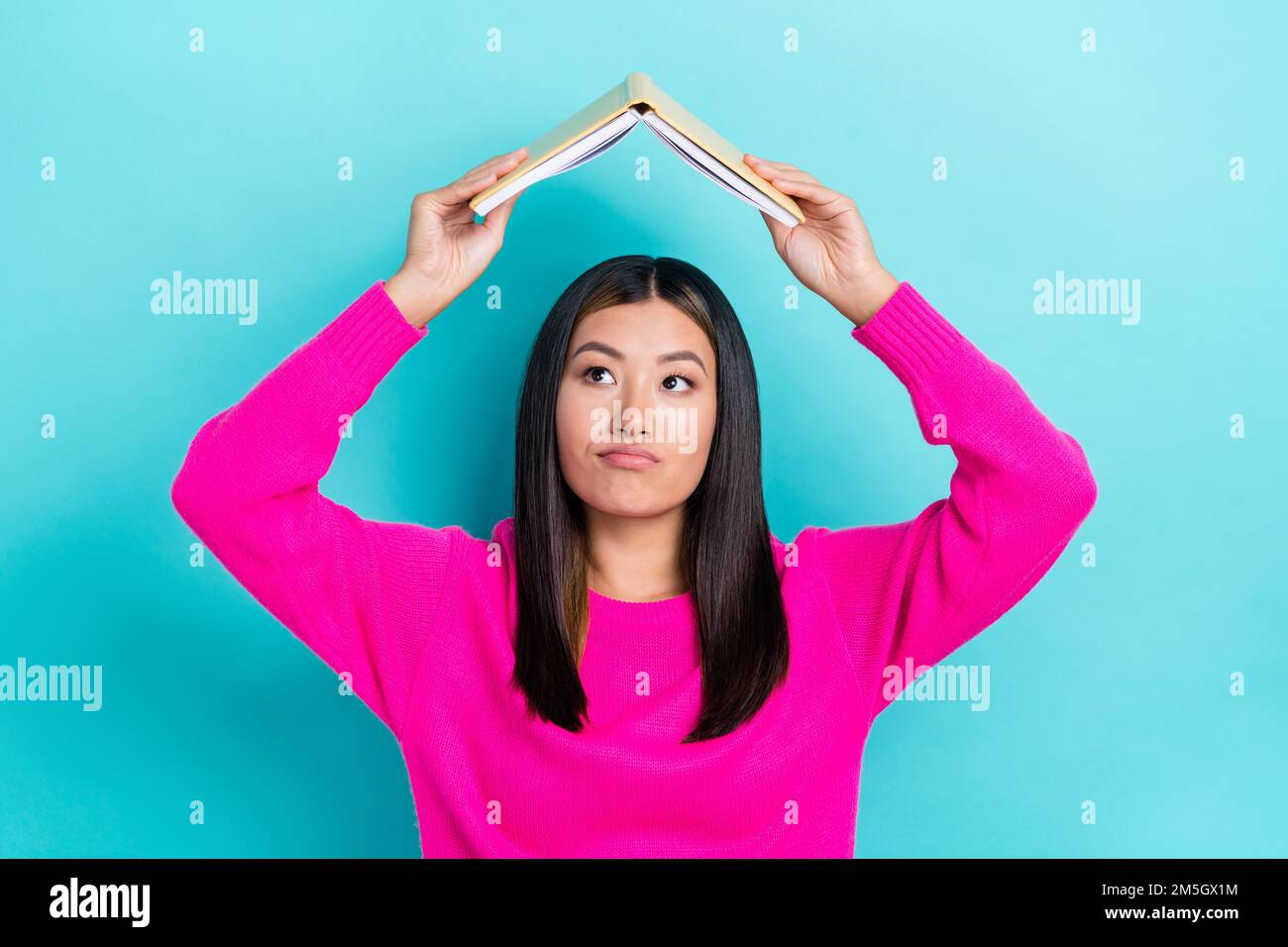 Foto einer geistesgestörten, unsicheren Frau Tragen Sie stilvolle pinkfarbene Kleidung Arm lassen das Dach unter dem Kopf leer aussehen, isoliert auf zyanfarbenem Hintergrund Stockfoto