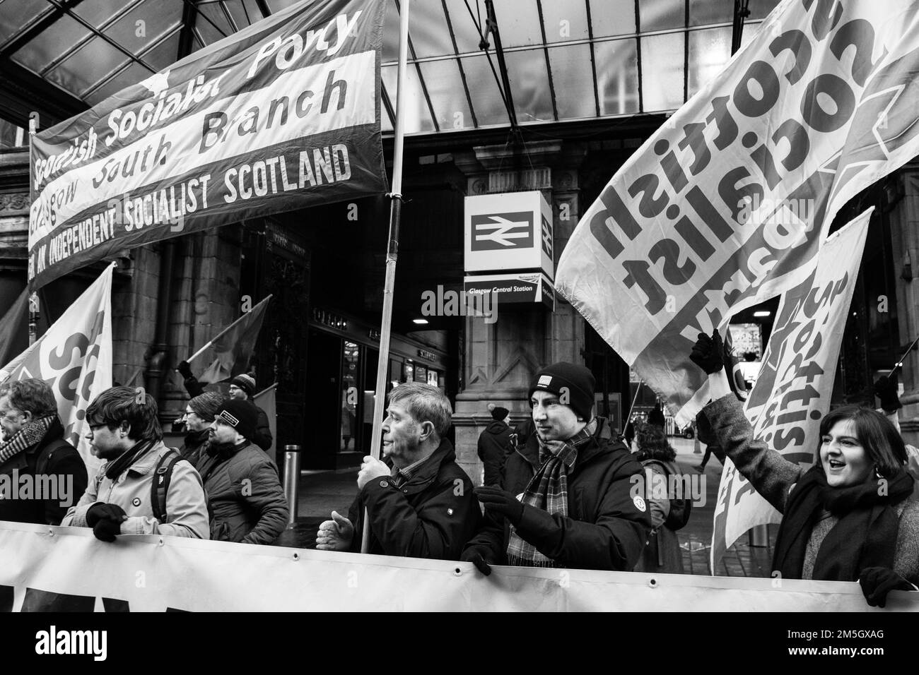 Glasgow Strike Solidarity Rallye zur Unterstützung des nationalen Verbands der Eisenbahn-, See- und Transportarbeiter vor dem Hauptbahnhof. Stockfoto