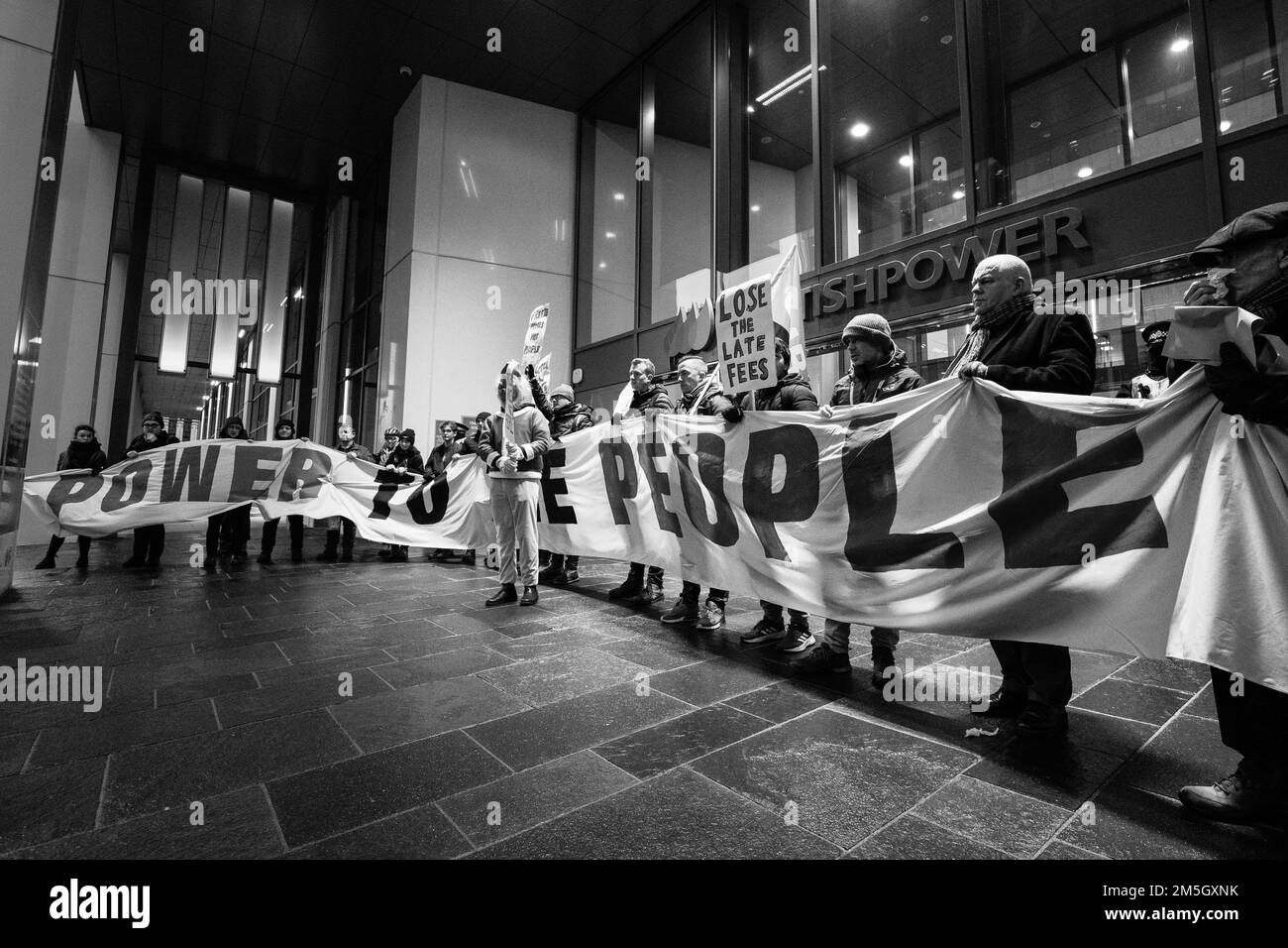 Macht der Demonstration "People Glasgow" vor den Büros der SSE aus Protest gegen steigende Treibstoffkosten. Stockfoto