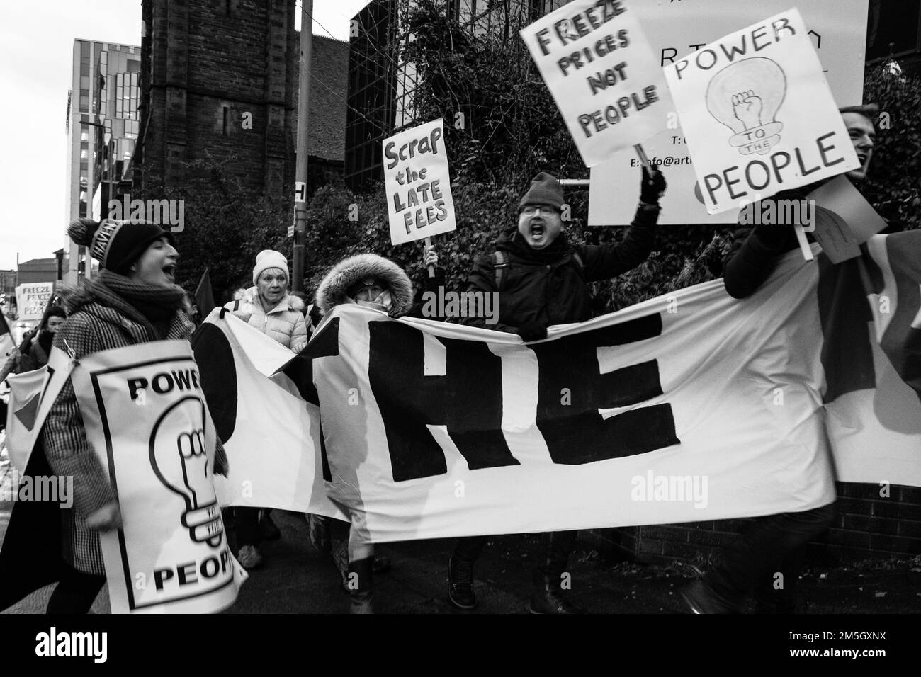 Macht der Demonstration "People Glasgow" vor den Büros der SSE aus Protest gegen steigende Treibstoffkosten. Stockfoto