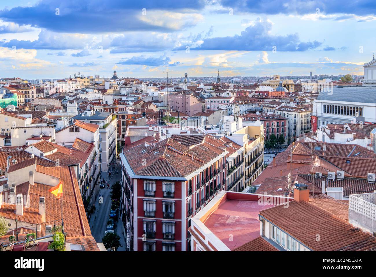 Dächer von Madrid. Blick aus der Vogelperspektive auf die Altstadt vor dem wolkigen Himmel Stockfoto