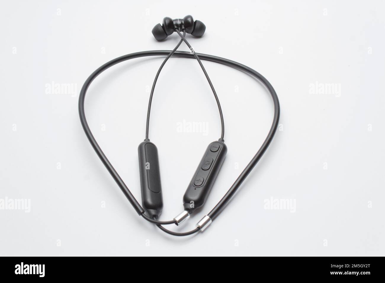 Kabellose Sport-Ohrhörer, isoliert auf weißem Hintergrund Stockfoto
