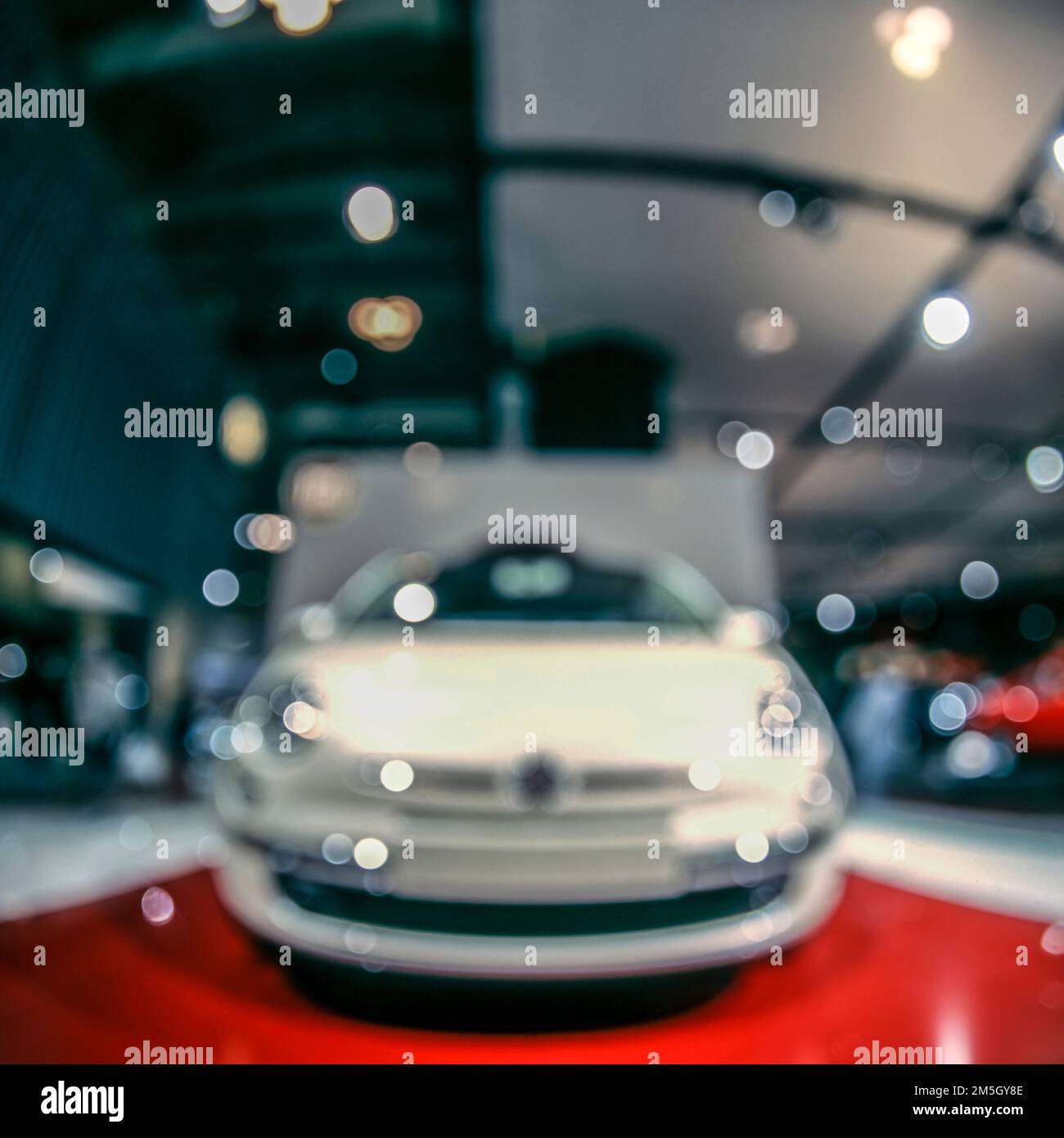 Verschwommenes, unscharfes Bild eines Autos, das mit einer mittelgroßen Filmkamera mit Fischaugenobjektiv aufgenommen wurde Stockfoto