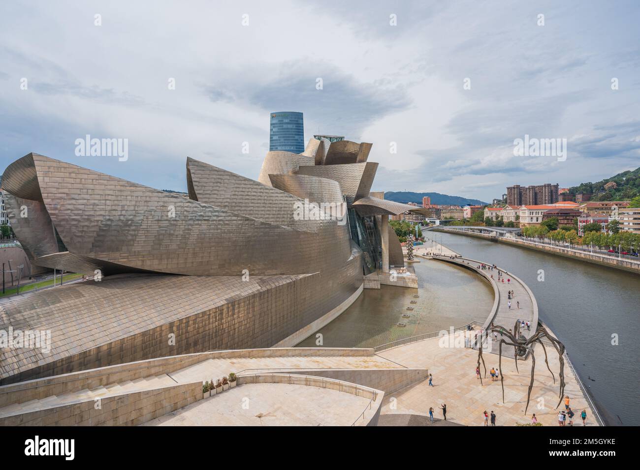 Bilbao, mit dem Wahrzeichen und dem Fluss Nervion in der Abenddämmerung, Bilbao, Baskenland, Spanien Stockfoto