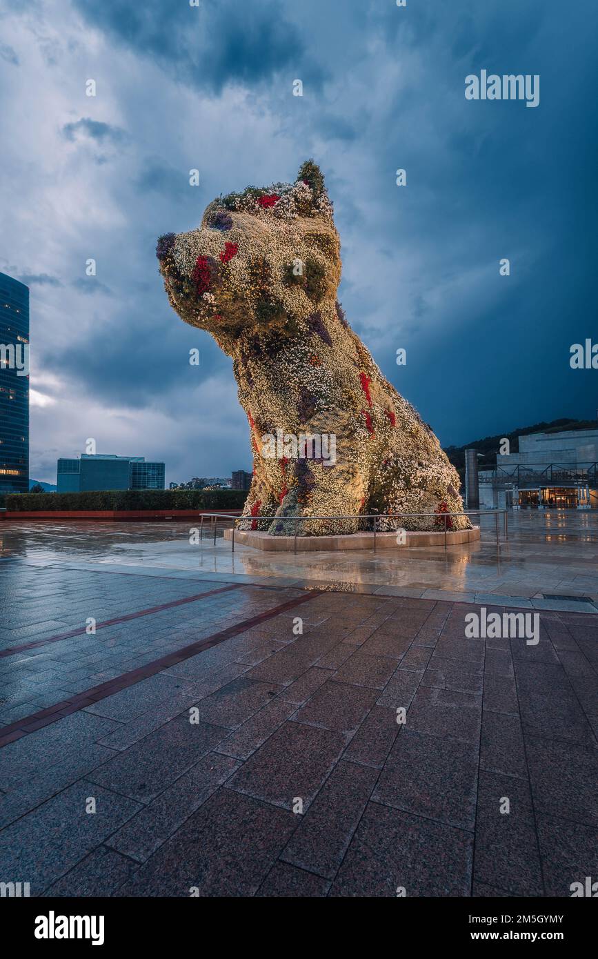 Hundeskulptur vor dem Guggenheim Museum bei Nacht, Bilbao, Baskenland, Spanien Stockfoto