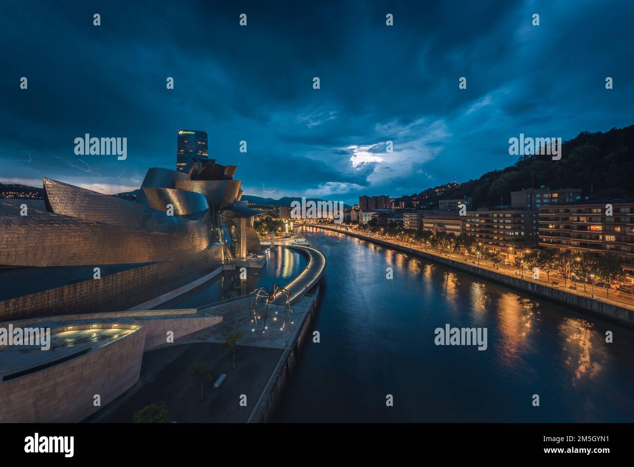 Bilbao, mit dem Wahrzeichen und dem Fluss Nervion in der Abenddämmerung, Bilbao, Baskenland, Spanien Stockfoto
