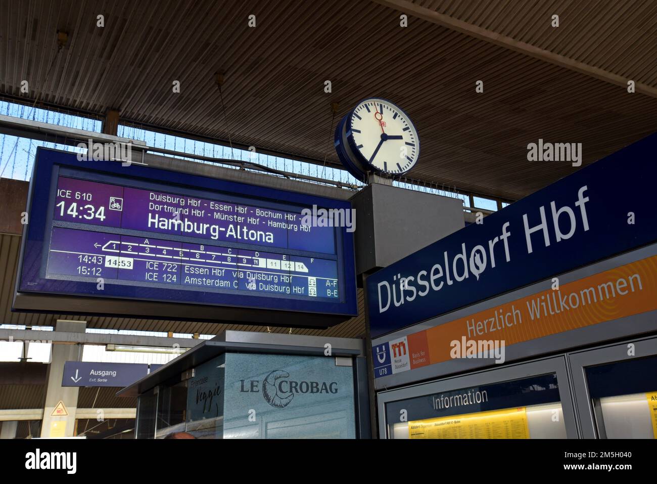 Eine Anzeigetafel für die Abfahrtsorte der Deutschen Bahn mit Zuginformationen für die Intercity-Züge am Düsseldorfer HBF-Hauptbahnhof, Deutschland Stockfoto