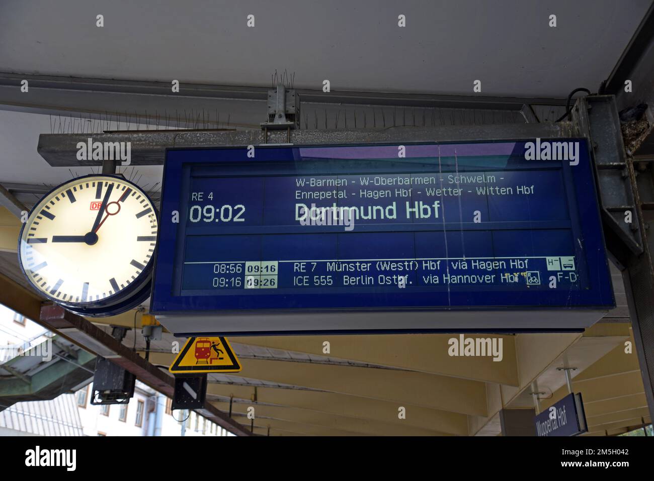 Eine Anzeigetafel für die Abfahrtsorte der Deutschen Bahn mit Zuginformationen für die Intercity-Züge am Düsseldorfer HBF-Hauptbahnhof, Deutschland Stockfoto