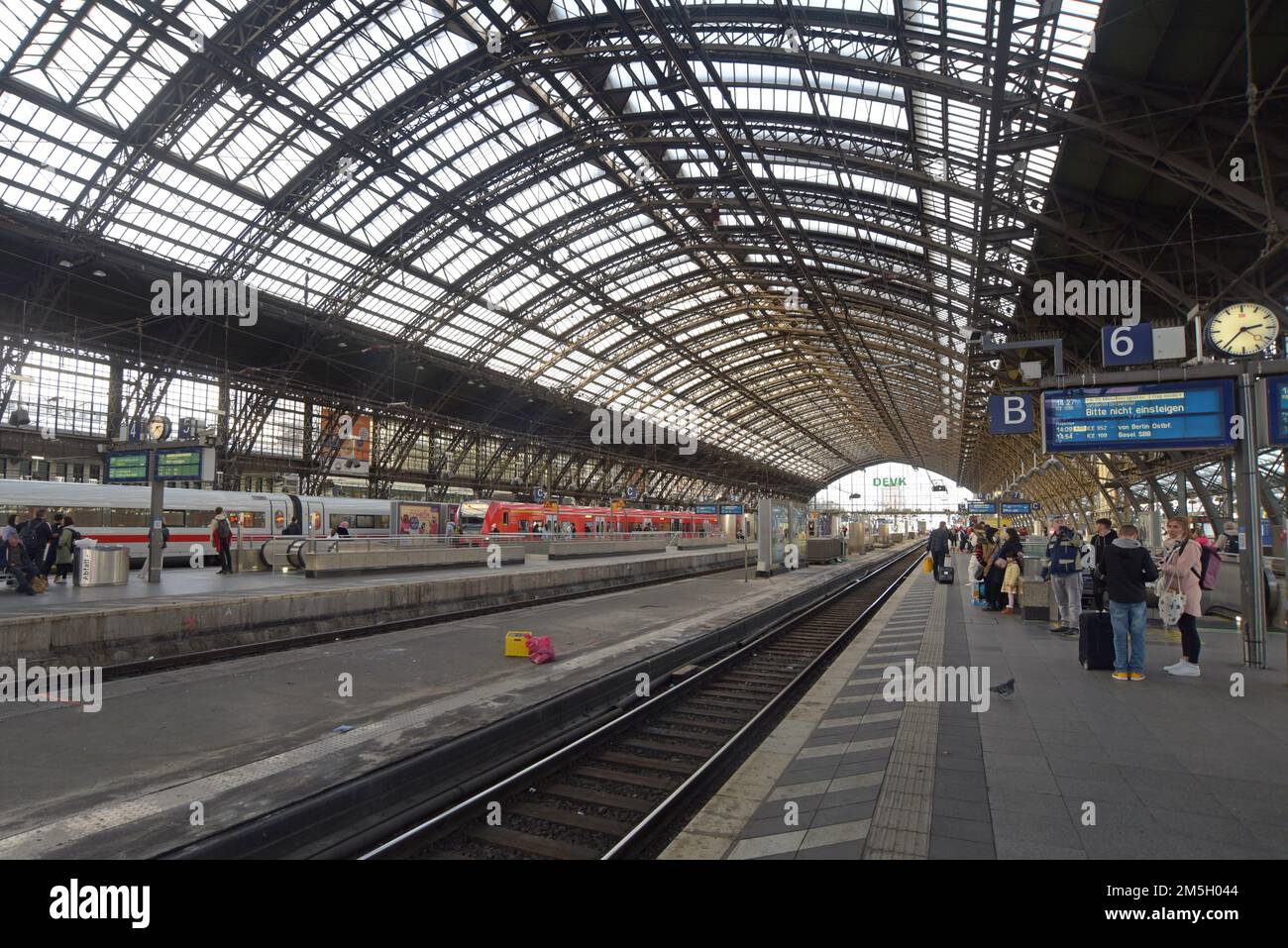 Passagiere warten am Bahnsteig am Dortmund HBF Hauptbahnhof, Deutschland, November 2022 Stockfoto