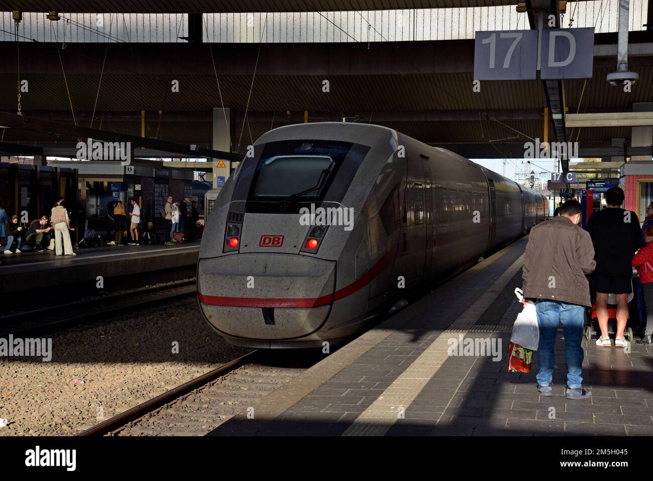 Passagiere auf dem Bahnsteig, während ein ICE-Zug der Deutschen Bahn vom Hauptbahnhof Düsseldorf HBF abfährt Stockfoto
