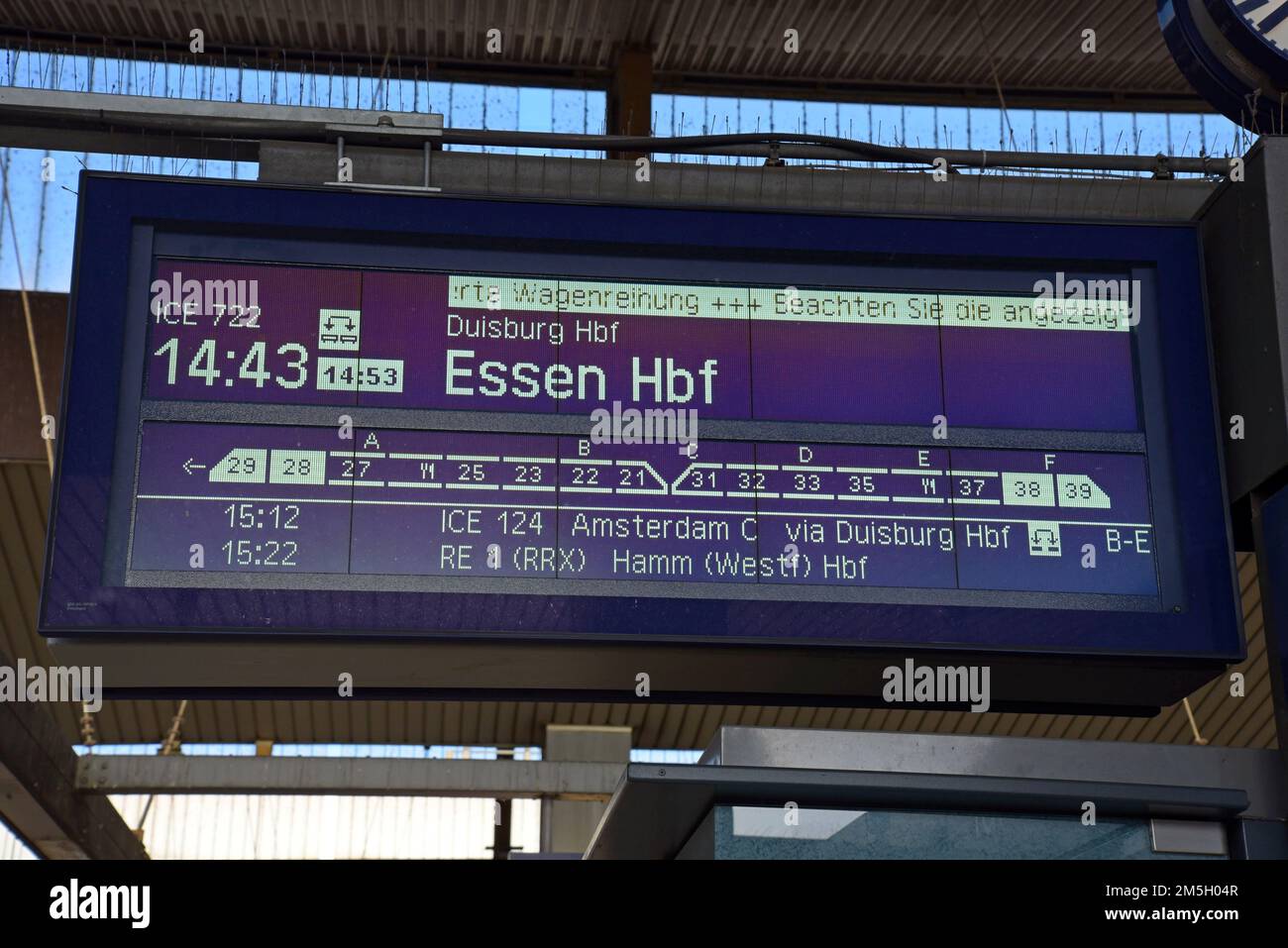 Eine Anzeigetafel für die Abfahrtsorte der Deutschen Bahn mit Zuginformationen für die Intercity-Züge am Düsseldorfer HBF-Hauptbahnhof, Deutschland Stockfoto