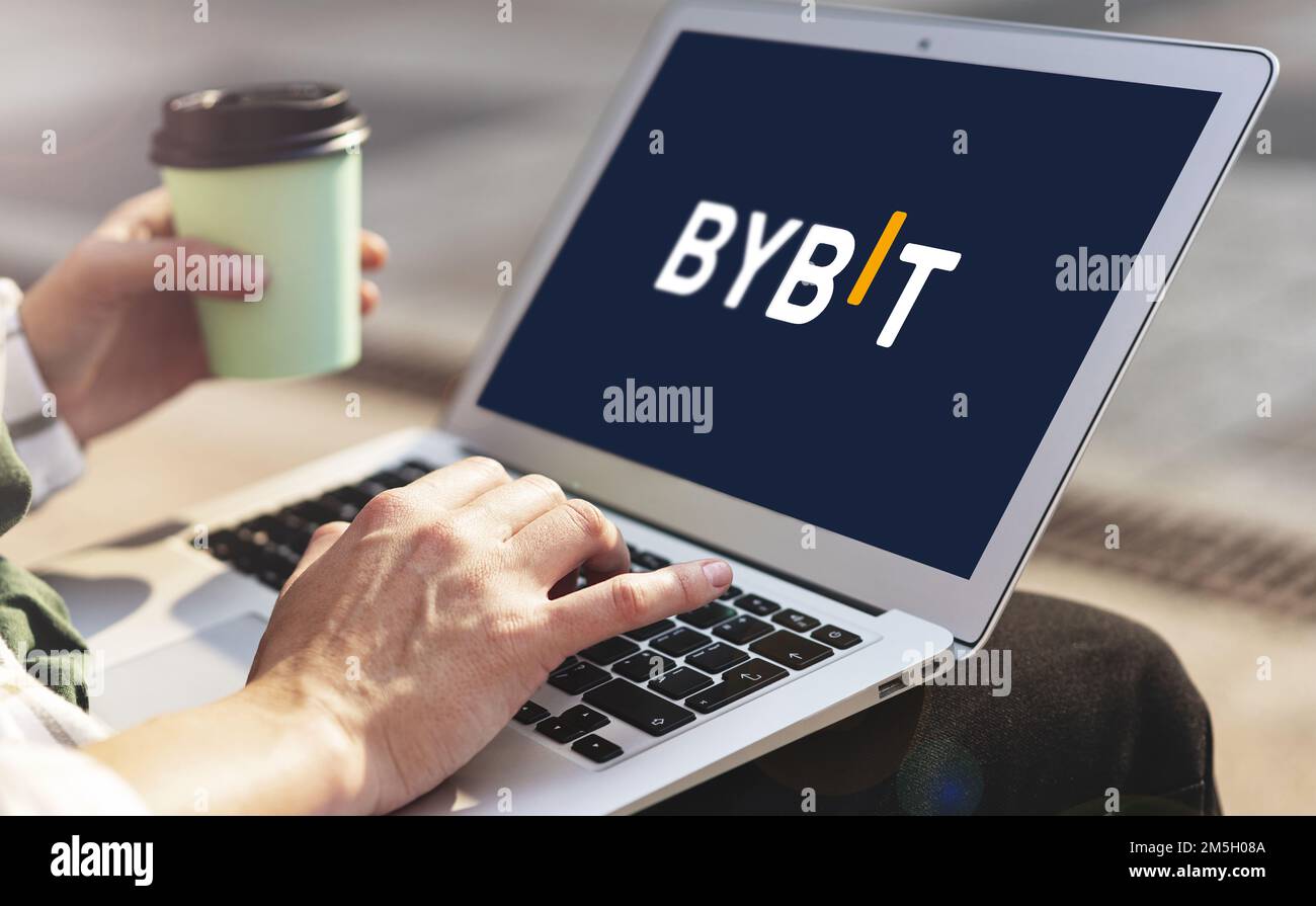 Person verwendet Laptop und Bybit Kryptowährung Börse. Stockfoto