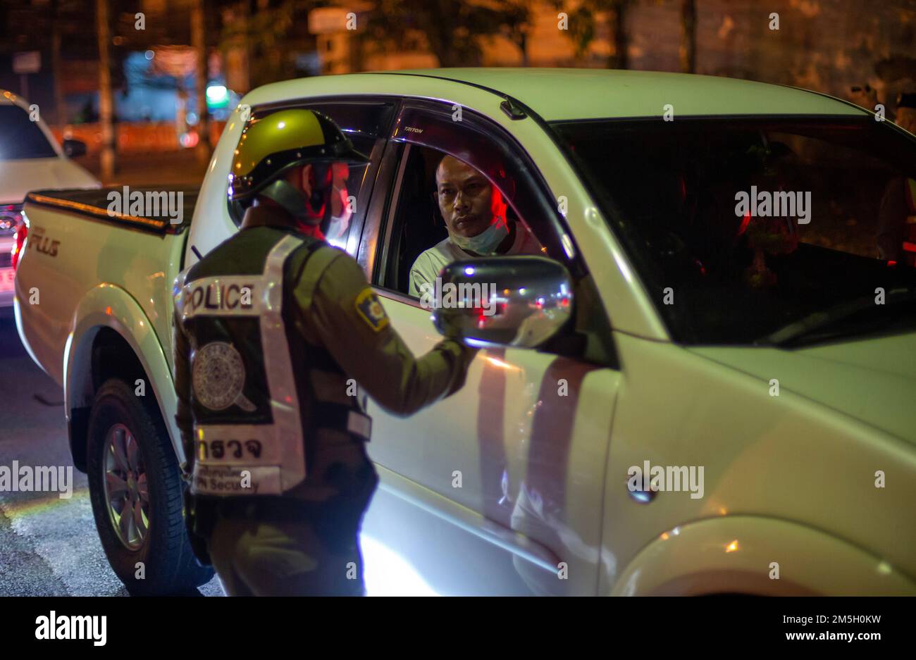 Ein thailändischer Polizist führt einen Fahrer durch einen Alkoholtest mit einem Atemgerät am Check Point in Chiang Mai. Das Zentrum für Prävention und Reduzierung von Straßenverkehrsunfällen wurde während des Neujahrsfestivals 2023 eingerichtet, dem 7-tägigen intensiven Kontrollzeitraum vom 29. Dezember 2022 bis 4. Januar 2023. Mehr als 50.000 Polizeibeamte sollen Kontrollpunkte einrichten, um die Verkehrsgesetze zu vereinfachen und die Sicherheit der Menschen zu gewährleisten. Sie werden während des gesamten Festivals ohne Urlaub arbeiten und sich gemäß der Regierungspolitik auf 4 Gebühren konzentrieren: Fahren unter Alkoholeinfluss, Fahren zu schnell und nicht tragen Stockfoto