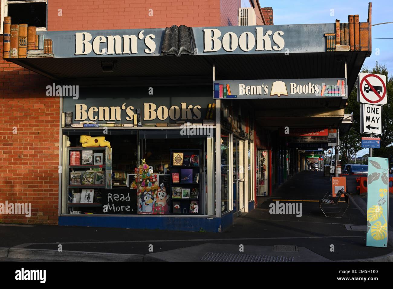 Benn's Books Store mit markanten Schildern zum Thema Bücher, die viele Titel in seinem Schaufenster ausstellen Stockfoto