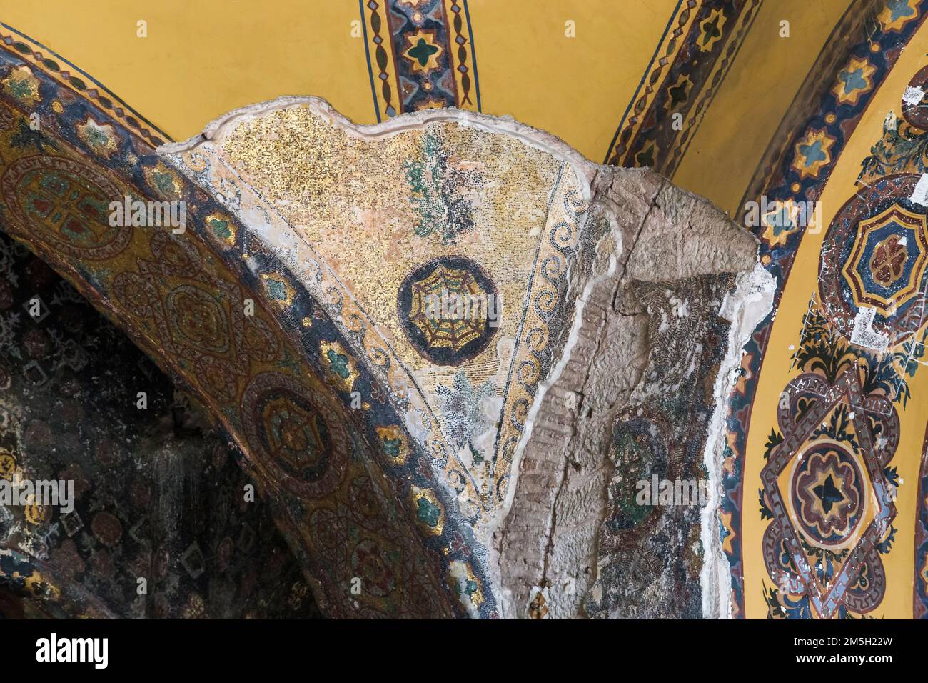 ISTANBUL, TÜRKEI - 11. SEPTEMBER 2017: Dies ist ein Teil der doppelten Dekoration des Gewölbes der Hagia Sophia: Ein Mosaik aus byzantinischer Zeit und gemalt. Stockfoto