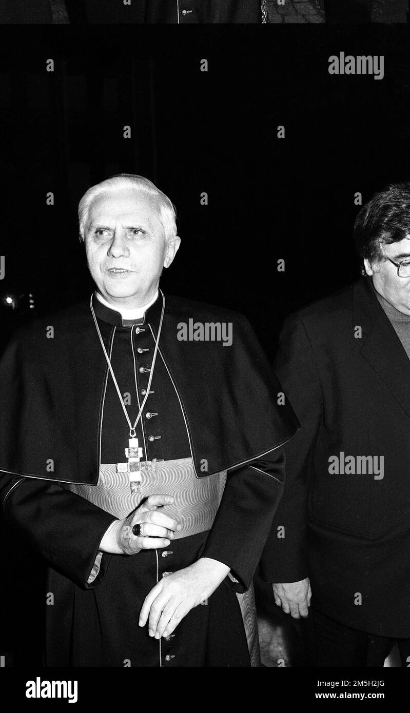 Photo Repertory, Italien. 15. Januar 2023. **SONDERGEBÜHR** **SONDERGEBÜHR** KARDINAL JOSEPH RATZINGER VISITS PAULINE EDITIONS, FUTURE PAPST BENEDICT XVI (MAILAND - 1987-01-24, FOTO) ps das Foto kann in Bezug auf den Kontext verwendet werden, in dem es " aufgenommen wurde, Und ohne diffamierende Absicht des Anstands der Personen repräsentierte redaktionelle Verwendung nur Kredit: Unabhängige Fotoagentur/Alamy Live News Stockfoto