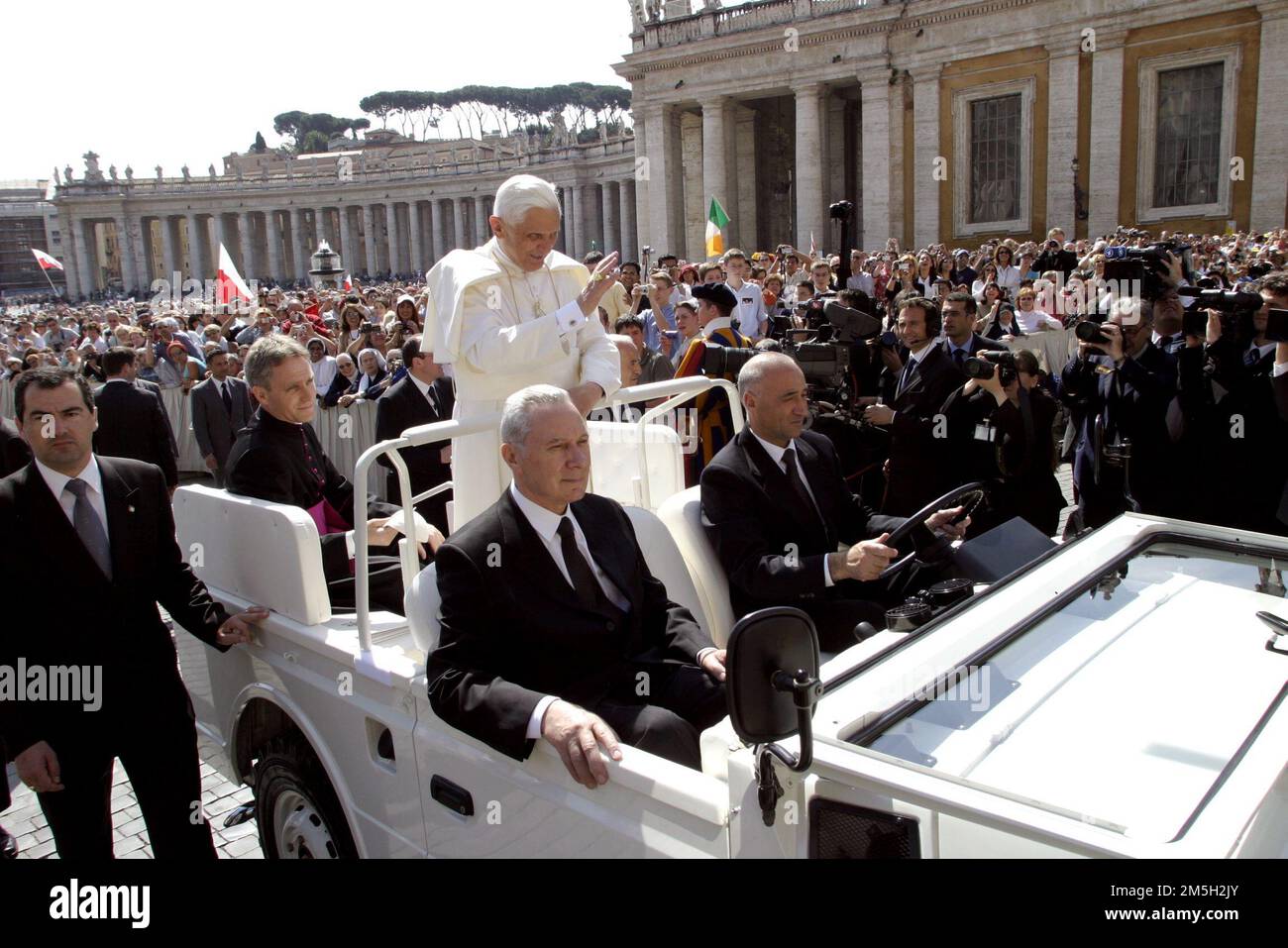 Photo Repertory, Italien. 15. Januar 2023. VATIKANSTADT AUF dem PETERSPLATZ ALLGEMEINES PUBLIKUM SEINER HEILIGKEIT JOSEPH RATZINGER PAPST BENEDICT XVI (VATIKANSTADT - 2005-05-04, Cristian Gennari) das Foto kann in Bezug auf den Kontext verwendet werden, in dem es aufgenommen wurde, Und ohne diffamierende Absicht des Anstands der Personen repräsentierte redaktionelle Verwendung nur Kredit: Unabhängige Fotoagentur/Alamy Live News Stockfoto