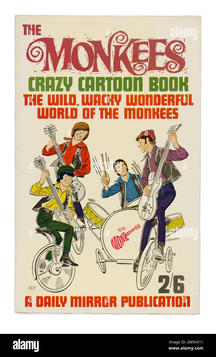 Ein Comic-Taschenbuch, „The Monkees Crazy Cartoon Book“ für die amerikanische Popgruppe The Monkees. Es wurde 1967 von der britischen Zeitung The Daily Mirror veröffentlicht. Nach dem massiven Erfolg der Beatles in Amerika wurden die Monkees in Los Angeles versammelt, um die Rolle einer Popgruppe in einer TV-Serie zu spielen. Die Serie lief von 1966 bis 1968 auf NBC und die Monkees waren ein sofortiger Erfolg mit Hit-Platten, Touren und einem Film. Mitglieder der Band waren Davy Jones, Mickey Dolenz, Peter Tork und Michael Nesmith – klassische 1960er-Grafiken für redaktionelle Zwecke. Stockfoto