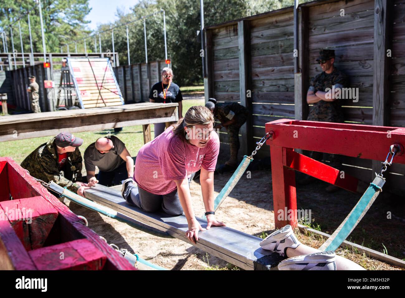 Pädagogen arbeiten zusammen, um am 16. März 2022 in Parris Island, South Carolina, den Leadership Reaction Course (LRC) zu absolvieren. Bei der LRC handelt es sich um eine Führungsübung, die Rekruten die Möglichkeit gibt, während der Rekrutierungstraining innerhalb eines festgelegten Zeitraums zu führen und Probleme zu lösen. Der Workshop für Lehrkräfte bringt verschiedene Lehrer, Gemeindeführer und Influencer aus dem ganzen Land mit, um ein Beispiel des Prozesses der Marineherstellung zu erleben. (United States Marine Corps Foto von CPL. Cheng Chang) Stockfoto