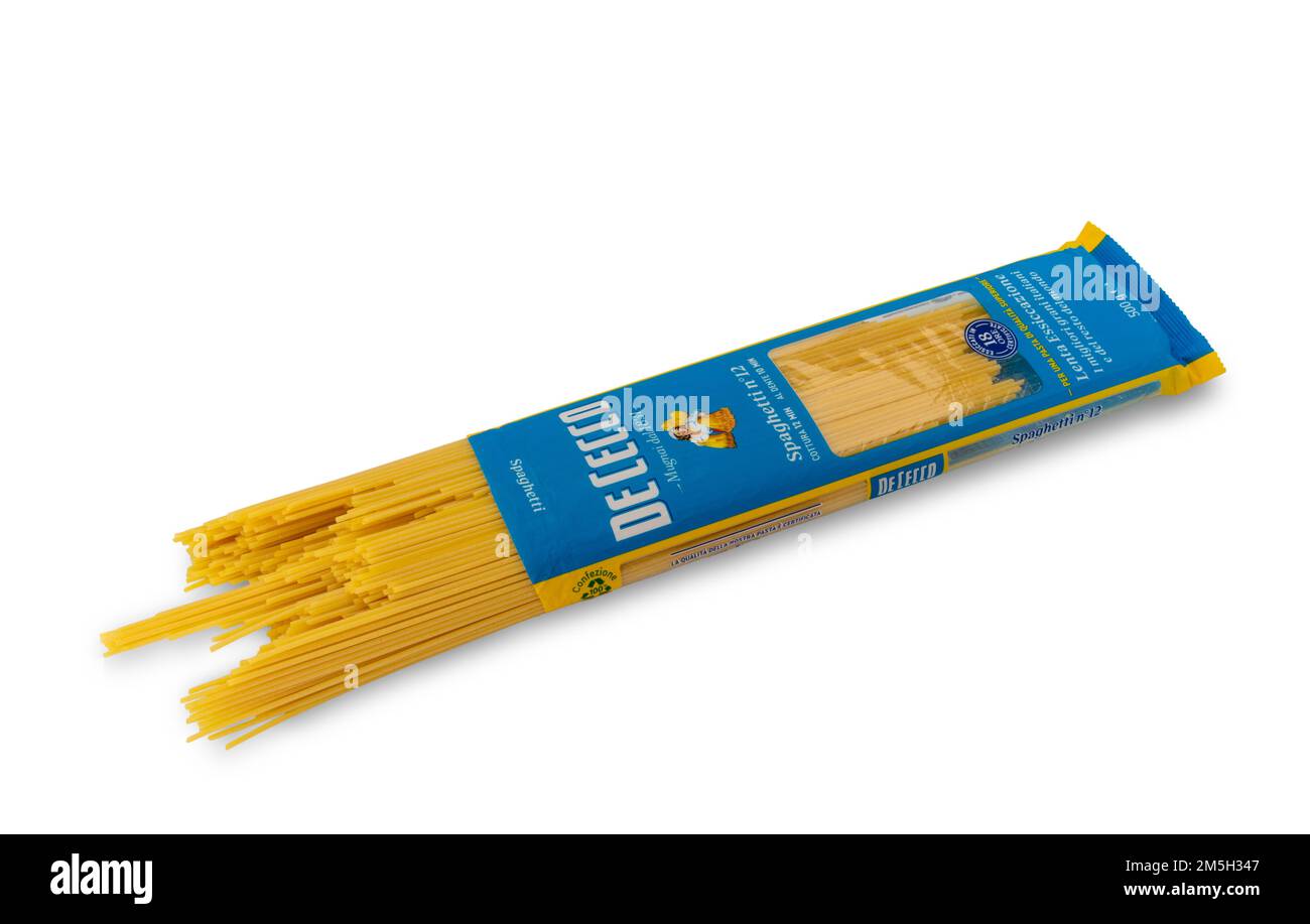 Italien - 26. dezember 2022: De Cecco Pasta spaghetti Verpackung, Spaghetti, die aus dem Umschlag kommen, isoliert auf weiß, Schneideweg. De Cecco ist berühmt für mich Stockfoto