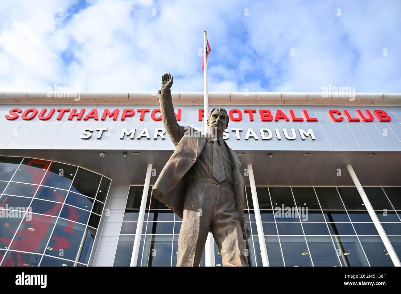 Ted bates Statue am Eingang zum Southampton Football Club St Mary;'s Stadium Hampshire, England Großbritannien - Stockfoto