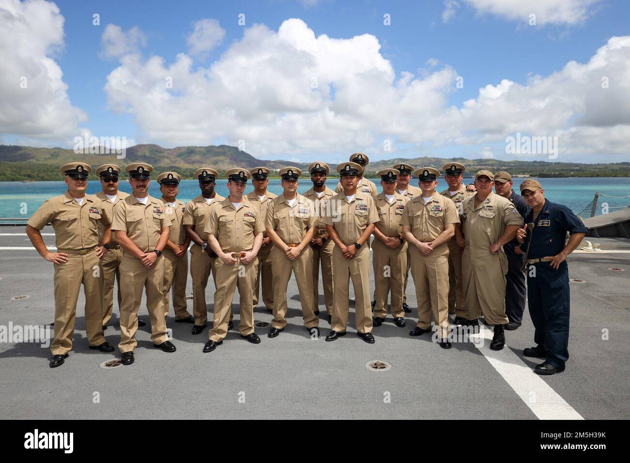 220317-O-NR876-373 APRA HARBOR, Guam (17. März 2022) – das Chaos des Häuptlings wurde dem Küstenschiff USS Charleston (LCS 18) zugeteilt, um Fotos zu machen. Charleston, Teil der Destroyer Squadron (DESRON) 7, befindet sich im Rotationseinsatz und ist im US-amerikanischen 7.-Flottenbereich tätig, um die Interoperabilität mit Partnern zu verbessern und als einsatzbereite Einsatztruppe zur Unterstützung einer freien und offenen Region Indo-Pacific zu dienen. Stockfoto