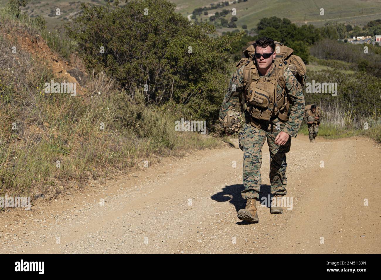 USA Marine Corps CPL. Timothy Pope, ein Feldfunkbetreiber mit 3D. Bataillon, 1. Marine Regiment, 1. Marine Division (1. MARDIV), klettert während des 1. MARDIV Communications Company Competition im Marine Corps Base Camp Pendleton, Kalifornien, 17. März 2022 auf einen Hügel. Im Rahmen des Wettbewerbs wurden die technischen Kenntnisse der Marines und die Anwendung von Kommunikationsausrüstung und -Prinzipien bewertet. Stockfoto