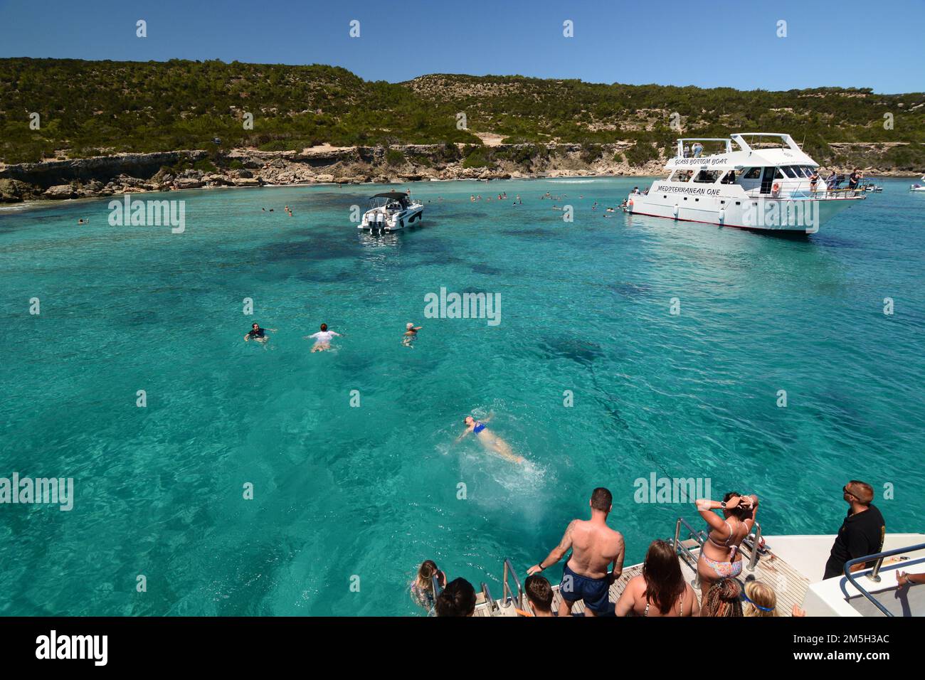 Touristenboote in der Blauen Lagune. Halbinsel Akamas. Zypern Stockfoto