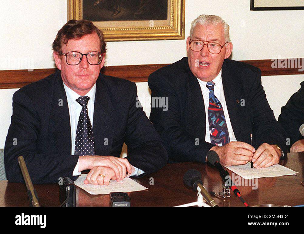 Dateifoto vom 15. Oktober 11/95 von David Trimble, Führer der Ulster Unionist Party (links), und Ian Paisley, Führer der Demokratischen Unionistischen Partei. Die Regierung bestand darauf, dass die RUC im ersten Jahr, in dem schwere Gewalt in Drumcree ausbrach, weiterhin die Befugnis haben sollte, Entscheidungen über umstrittene Paraden zu treffen. Ausgabedatum: Donnerstag, 29. Dezember 2022. Stockfoto Dateifoto vom 15. Oktober 11/95 von David Trimble, Führer der Ulster Unionist Party (links), und Ian Paisley, Führer der Demokratischen Unionistischen Partei. Die Regierung bestand darauf, dass die RUC im ersten Jahr, in dem schwere Gewalt in Drumcree ausbrach, weiterhin die Befugnis haben sollte, Entscheidungen über umstrittene Paraden zu treffen. Ausgabedatum: Donnerstag, 29. Dezember 2022. Stockfoto