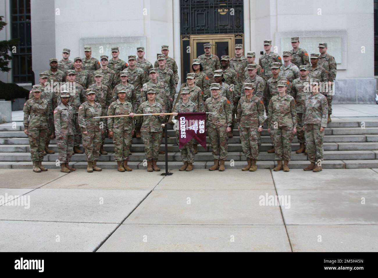 41 Soldaten absolvierten den Praktischen Krankenpflegekurs (PNC) während einer Zeremonie am 21. März im Walter Reed National Military Medical Center (WRNMMC). Stockfoto