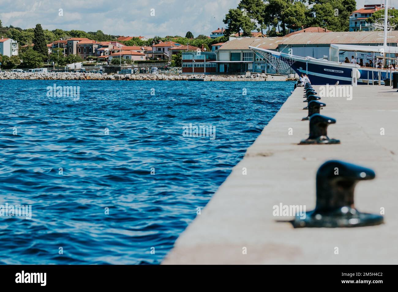 Boot auf dem Meer in einem Yachthafen Stockfoto