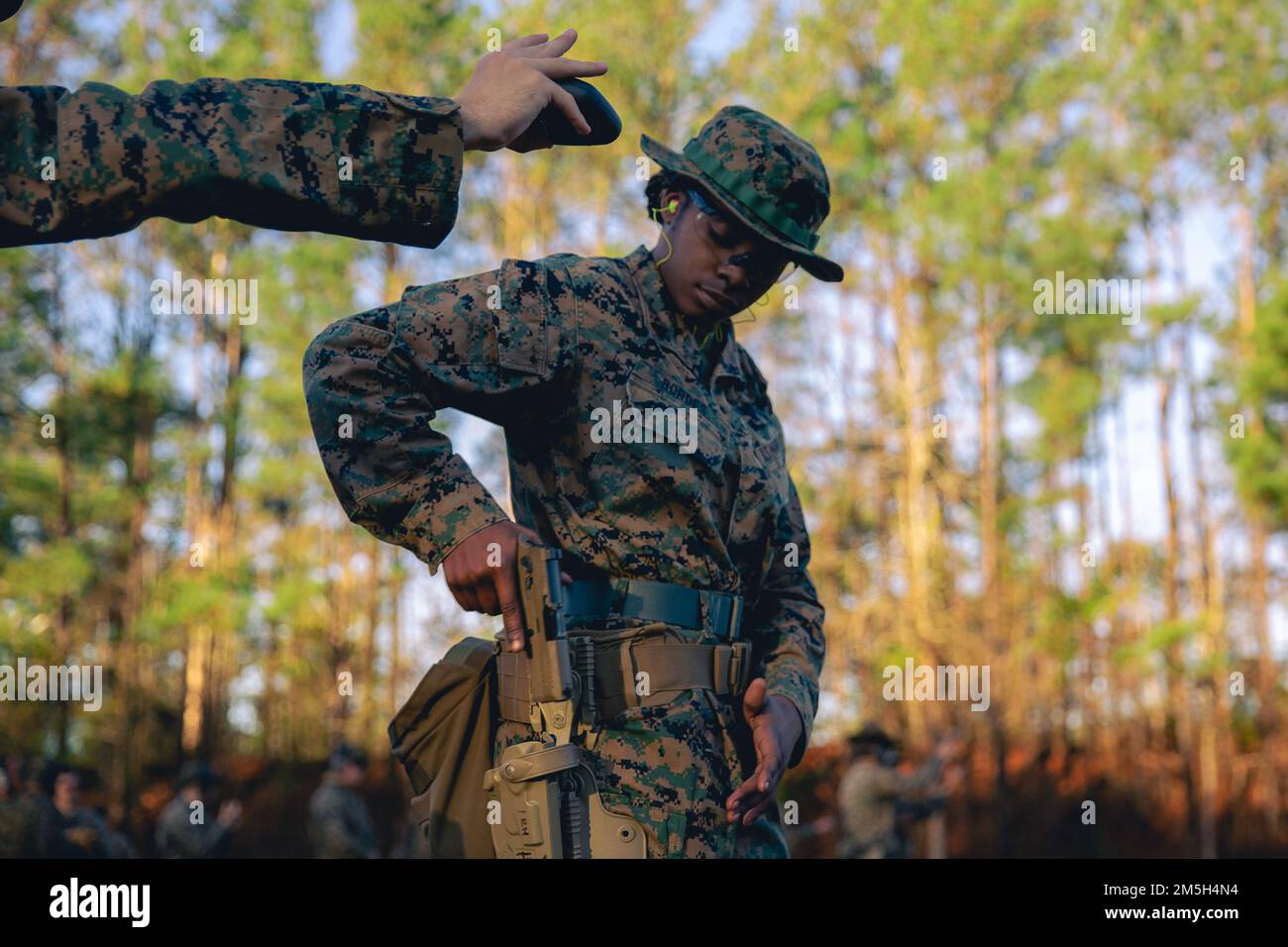 USA Marine Corps CPL. Nahtyne Bordes, Anwältin der Marine Corps Air Station New River, nimmt an Pistolenübungen im Rahmen des Marksmanship Competition in Stone Bay im Marine Corps Base Camp Lejeune, North Carolina, am 17. März 2022 Teil. Der Wettbewerb fördert den Zusammenhalt der Einheit und die Einsatzbereitschaft, indem er Marines ermöglicht, mit Gewehren und Pistolen zu konkurrieren und die Letalität zu verbessern. Stockfoto USA Marine Corps CPL. Nahtyne Bordes, Anwältin der Marine Corps Air Station New River, nimmt an Pistolenübungen im Rahmen des Marksmanship Competition in Stone Bay im Marine Corps Base Camp Lejeune, North Carolina, am 17. März 2022 Teil. Der Wettbewerb fördert den Zusammenhalt der Einheit und die Einsatzbereitschaft, indem er Marines ermöglicht, mit Gewehren und Pistolen zu konkurrieren und die Letalität zu verbessern. Stockfoto