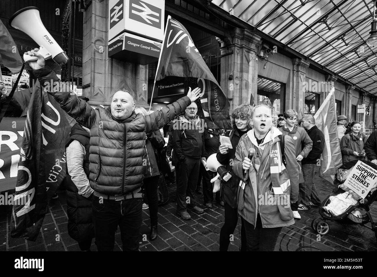 Bild einer Kundgebung der Lebenshaltungskosten in Glasgow nach CWU- und RMT-Streikposten Stockfoto