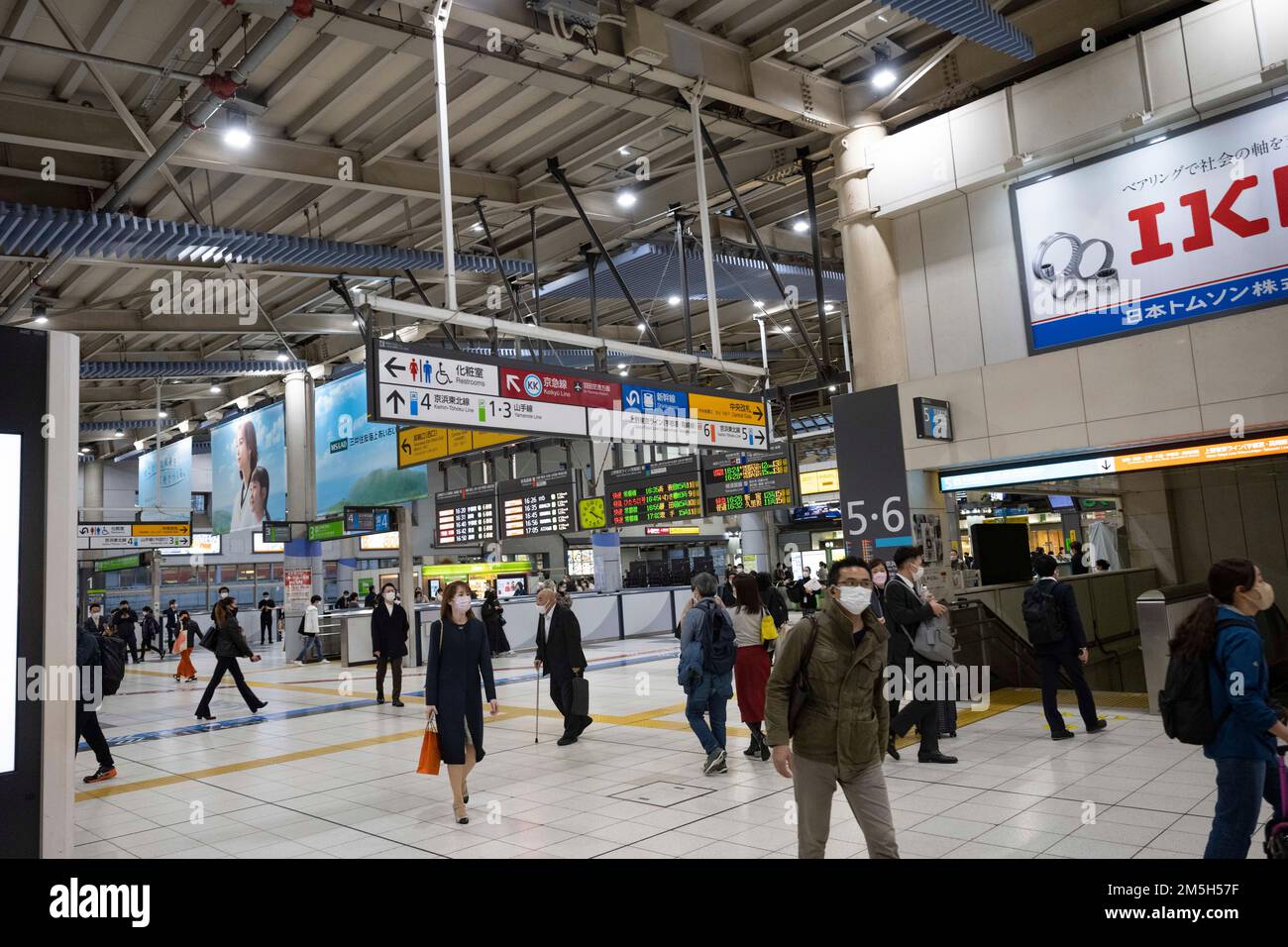 Tokio, Japan. 30. November 2022. Allgemeine Szenen des Bahnhofs Shinagawa, einem großen Bahnhof, der den Süden Tokios entlang der Shinkansen Limited Express-Schnellzüge mit Verbindungen nach JR East und JR Central in ganz Japan bedient. Mit Direktverbindungen nach Nagoya, Osaka, Kyoto, Sendai, Kyushu Island und Hokkaido Island. Der Shinkansen-Hochgeschwindigkeitszug ist der sicherste Nahverkehr der Welt ohne einen einzigen operativen Todesfall, trotz Japans Neigung zu Erdbeben und Naturkatastrophen. Das öffentliche Nahverkehrssystem der Hochgeschwindigkeitszüge ist bei Geschäftsreisenden und sehr beliebt Stockfoto