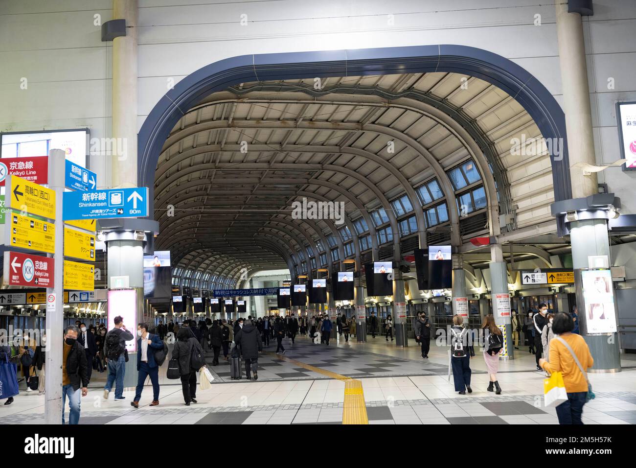 Tokio, Japan. 30. November 2022. Allgemeine Szenen des Bahnhofs Shinagawa, einem großen Bahnhof, der den Süden Tokios entlang der Shinkansen Limited Express-Schnellzüge mit Verbindungen nach JR East und JR Central in ganz Japan bedient. Mit Direktverbindungen nach Nagoya, Osaka, Kyoto, Sendai, Kyushu Island und Hokkaido Island. Der Shinkansen-Hochgeschwindigkeitszug ist der sicherste Nahverkehr der Welt ohne einen einzigen operativen Todesfall, trotz Japans Neigung zu Erdbeben und Naturkatastrophen. Das öffentliche Nahverkehrssystem der Hochgeschwindigkeitszüge ist bei Geschäftsreisenden und sehr beliebt Stockfoto