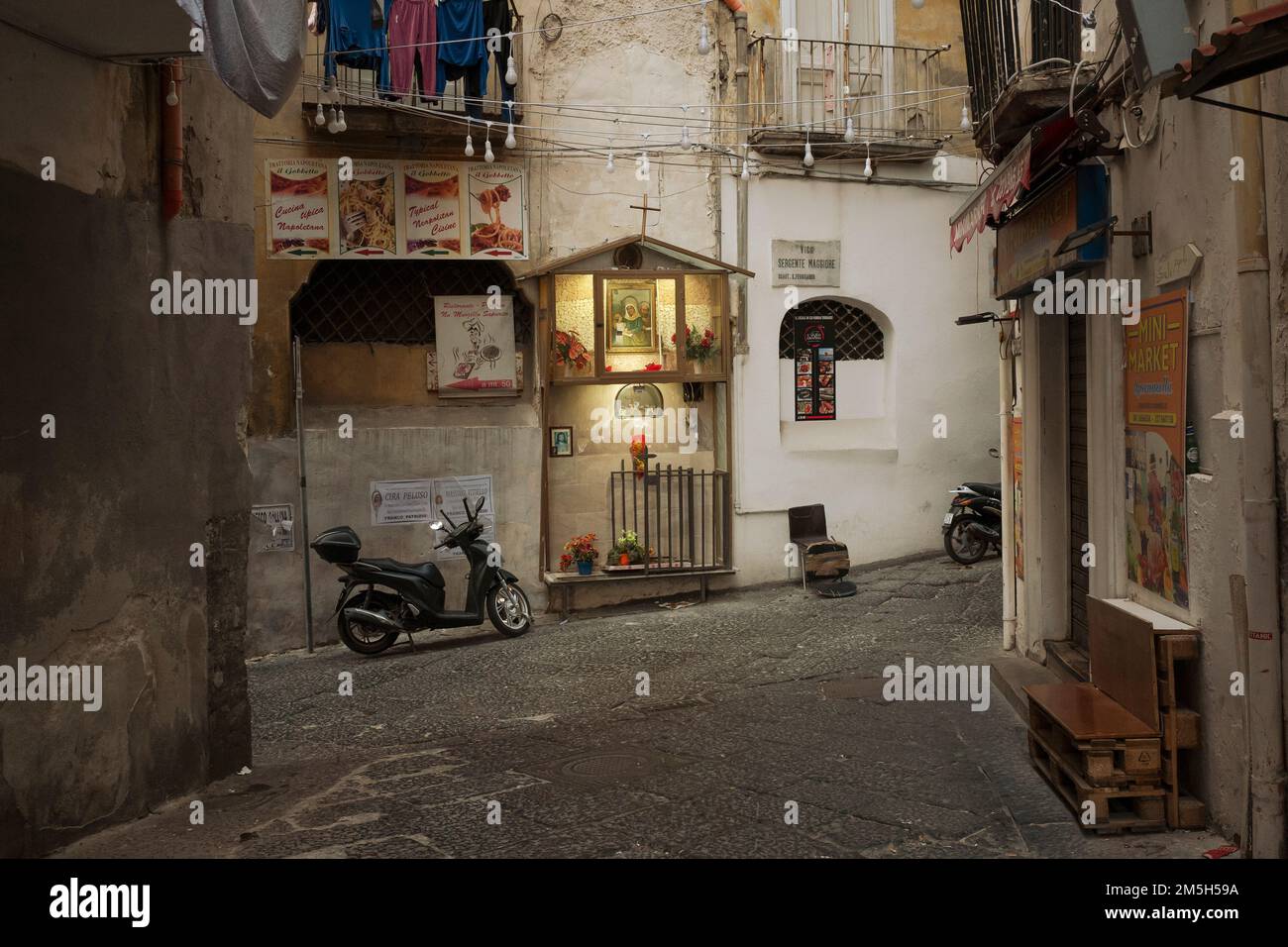 Neapel - Italien, Ca. März 2022. Antike Straße und religiöser Altar im Quartier Spagnuoli (spanisches Viertel) typischer Blick auf beschädigte wa Stockfoto