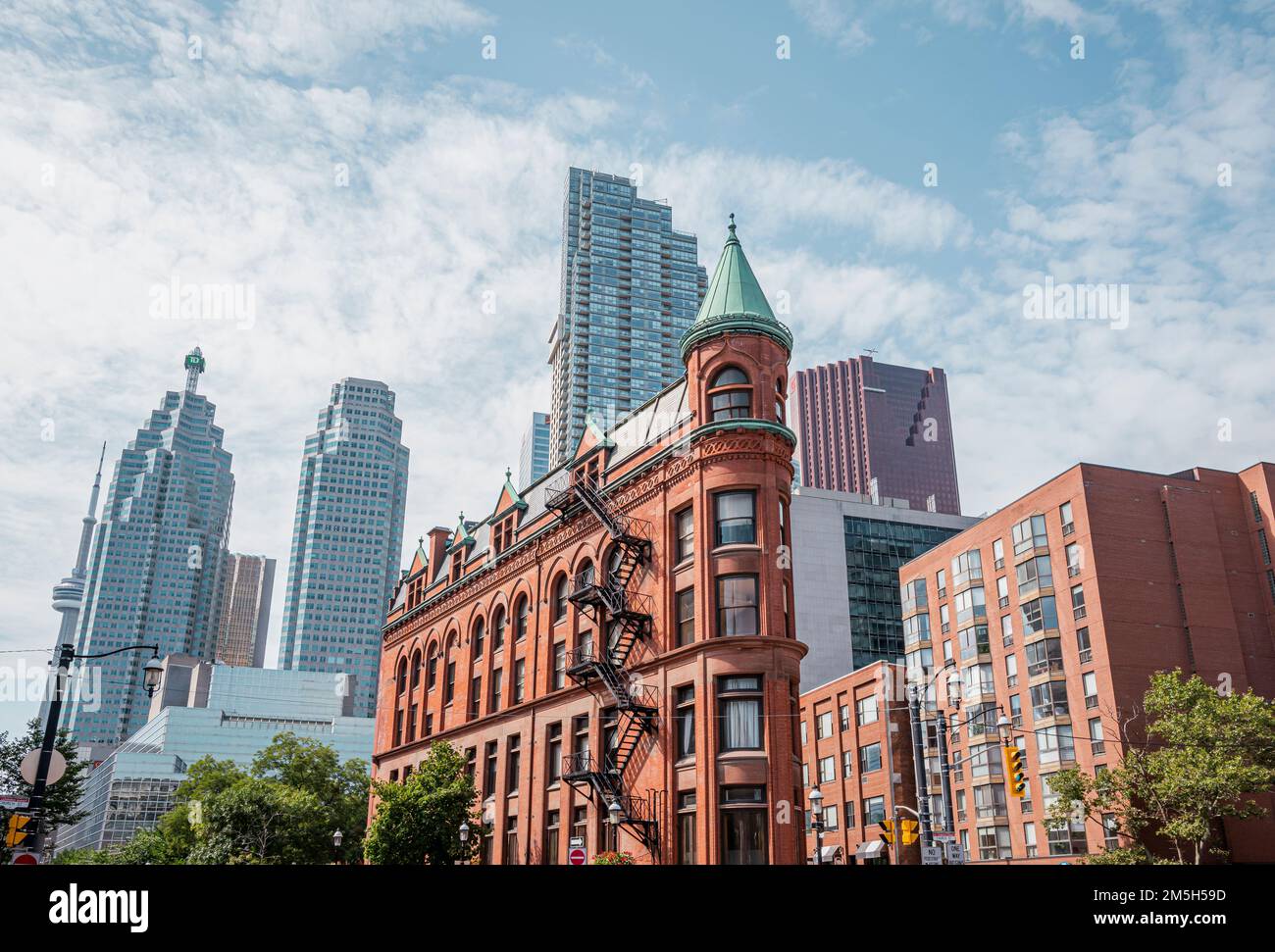 Toronto - Kanada - Ca. August 2019. Neue und alte Architektur in der Innenstadt von Toronto. Gooderham Building bekanntes Flatiron Building wurde 1892 fertiggestellt. Archit Stockfoto