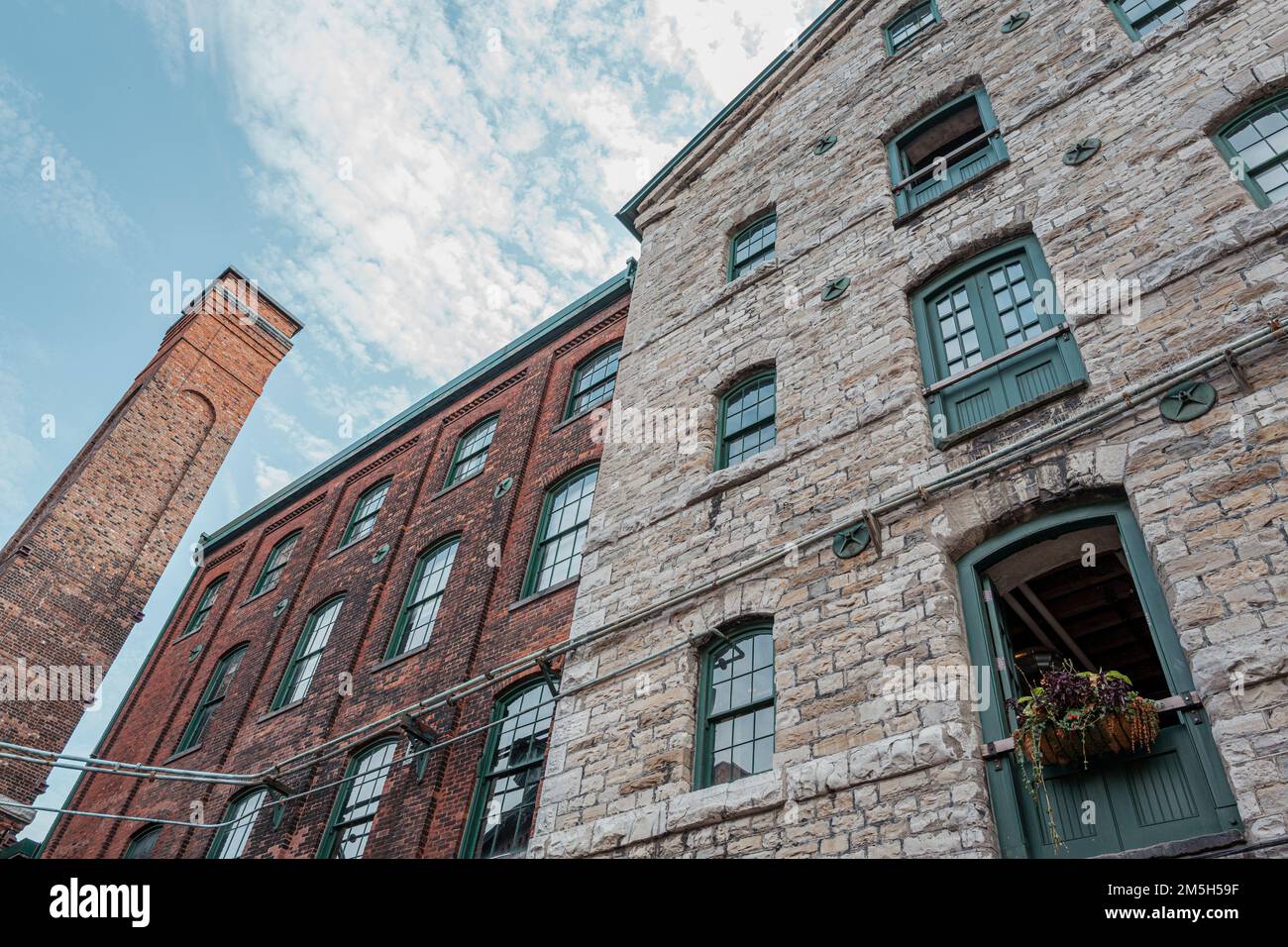 Toronto - Kanada - Ca. August 2019. Industriearchitektur des 19. Jahrhunderts im Distillery District in Toronto. Fassadendetail der Backsteinwand A. Stockfoto