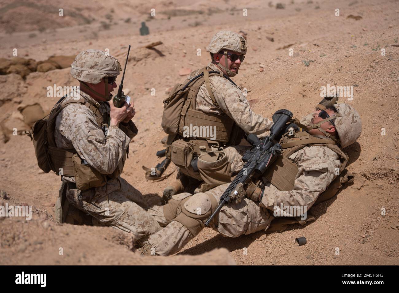 CAMP TITIN, Jordanien (17. März 2022) - Ein Marine, der Golffirma zugewiesen wurde, 2. Bataillon, 24. Marines, fordert eine medizinische Evakuierung mit 9 Zeilen für einen simulierten Verletzten während der letzten Übung (FINEX) von Intrepid Maven (im) 22-1 an Bord von Camp Titin, Jordanien, 17. März. IM ist eine bilaterale Reihe von Interaktionen zwischen den USA Marinekorps, Zentralkommando und jordanische Streitkräfte (JAF), die Gelegenheit zum Austausch militärischer Taktiken und Expertise bieten. IM 22-1 ist die erste von mehreren geplanten Aufträgen zwischen den USA Marinekorps und JAF zur Verbesserung der Interoperabilität und Stärkung Stockfoto