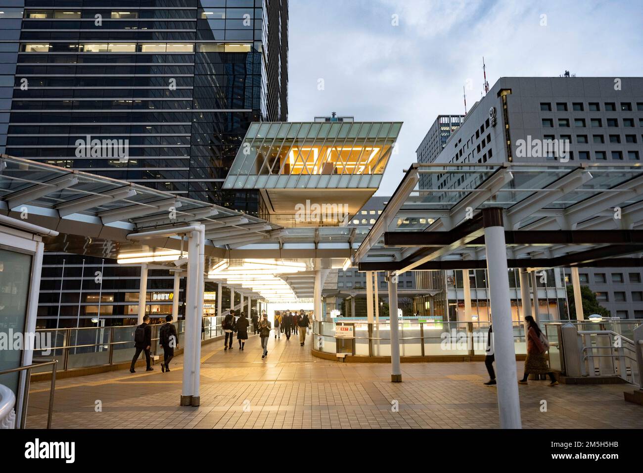 Tokio, Japan. 30. November 2022. Allgemeine Szenen des Bahnhofs Shinagawa, einem großen Bahnhof, der den Süden Tokios entlang der Shinkansen Limited Express-Schnellzüge mit Verbindungen nach JR East und JR Central in ganz Japan bedient. Mit Direktverbindungen nach Nagoya, Osaka, Kyoto, Sendai, Kyushu Island und Hokkaido Island. Der Shinkansen-Hochgeschwindigkeitszug ist der sicherste Nahverkehr der Welt ohne einen einzigen operativen Todesfall, trotz Japans Neigung zu Erdbeben und Naturkatastrophen. Das öffentliche Nahverkehrssystem der Hochgeschwindigkeitszüge ist bei Geschäftsreisenden und sehr beliebt Stockfoto