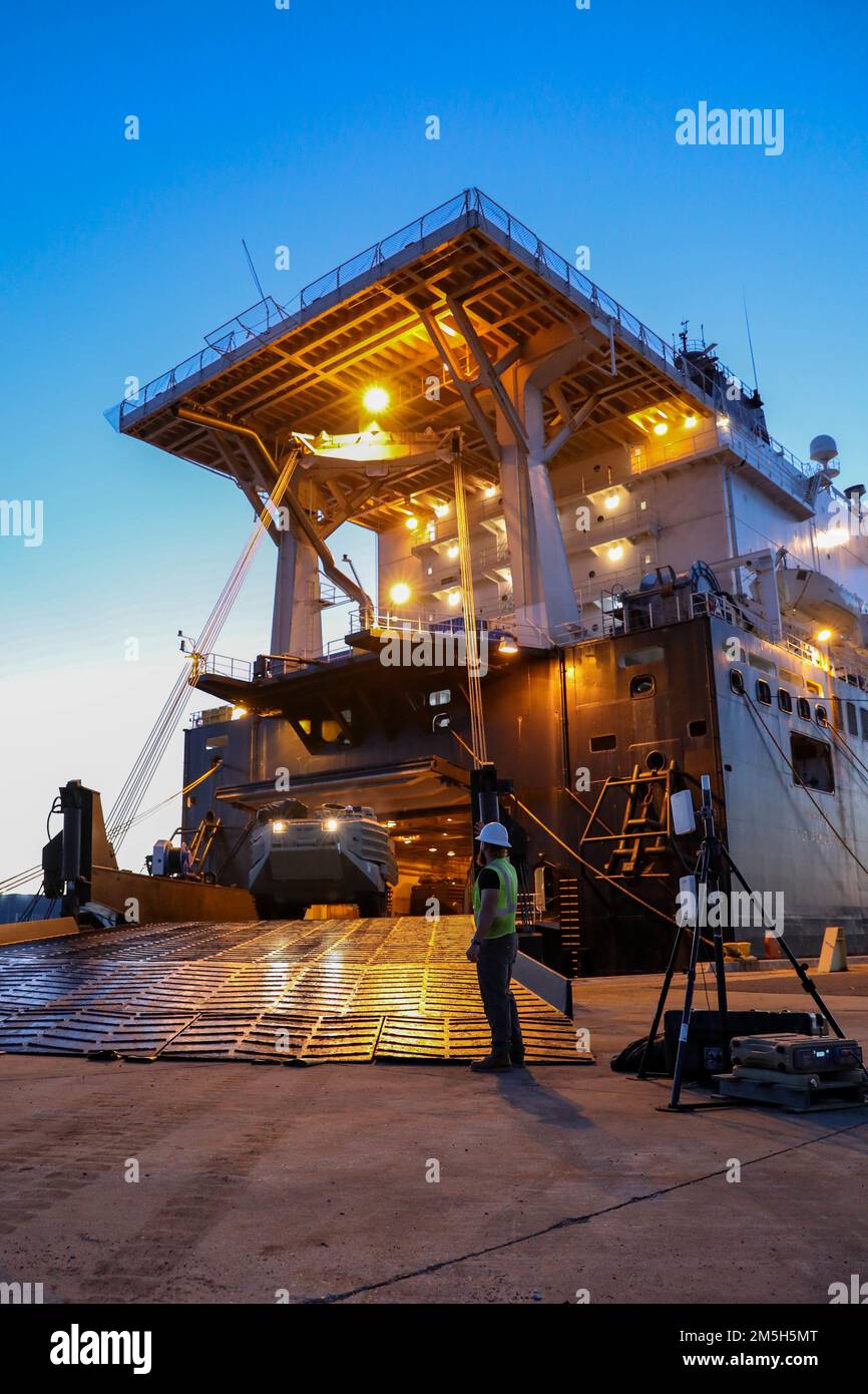 Jackie Thrower, ein Auftragnehmer des Blount Island Command, unterstützt bei einer maritimen vorpositionierten Kraftentladung vom USNS 1. LT Jack Lummus (T-AK 3011) während der Übung Atlantic Dragon auf der Marine Corps Support Facility Blount Island, Florida, Vereinigte Staaten, 17. März 2022. Atlantic Dragon ist eine Übung zur Kraftgenerierung, bei der das Kampflogistikrevier 37 als Ankunftsgruppe eingesetzt wird, um taktische logistische Unterstützung für die III Marine Expeditionary Force zu leisten. Die Übung besteht aus einer experimentellen, vorpositionierten Seestreitkraft, die militärische Ausrüstung ablädt, die t unterstützen wird Stockfoto