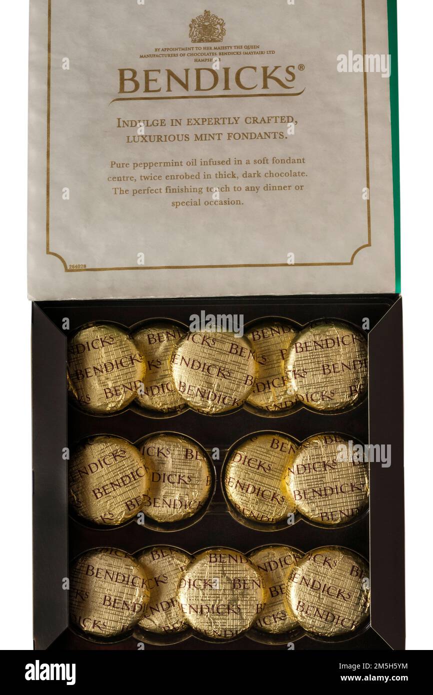 Eine Schachtel Bendicks Mint Fondants wurde geöffnet, um den Inhalt auf weißem Hintergrund zu zeigen - Pfefferminzcreme mit dunkler Schokolade - königlicher Durchsuchungsbefehl Stockfoto