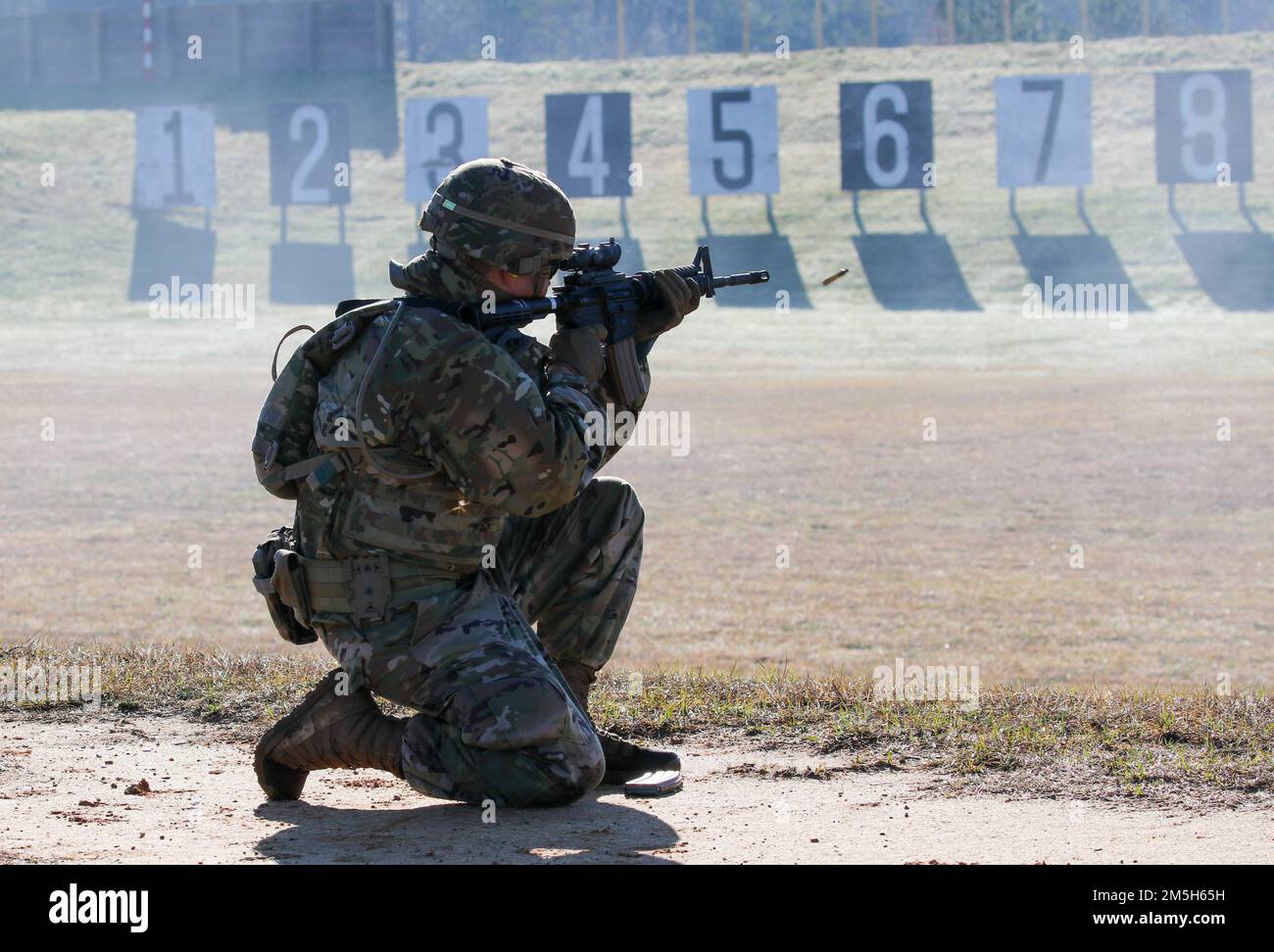 Mehr als 220 Soldaten traten in den 2022 USA an Army Small Arms Championships in Fort Benning, Georgia, 13.-19. März. Der einwöchige Wettkampf, bekannt als All Army, ist ein jährlicher Wettkampf, der von den USA veranstaltet wird Army Marksmanship Unit (USAMU) in Verbindung mit dem Maneuver Center of Excellence (MCOE), das Soldaten aus allen Bereichen zusammenbringt: Aktiver Dienst, Reserve, Nationalgarde und ROTC. Während dieser Schießerei traten die Soldaten in neun verschiedenen Schusslinien gegeneinander an und schossen über 146.000 Schuss Gewehr- und Pistolenmunition ab. Obwohl alle Armee die Soldaten begehrten Trophäen und Stockfoto