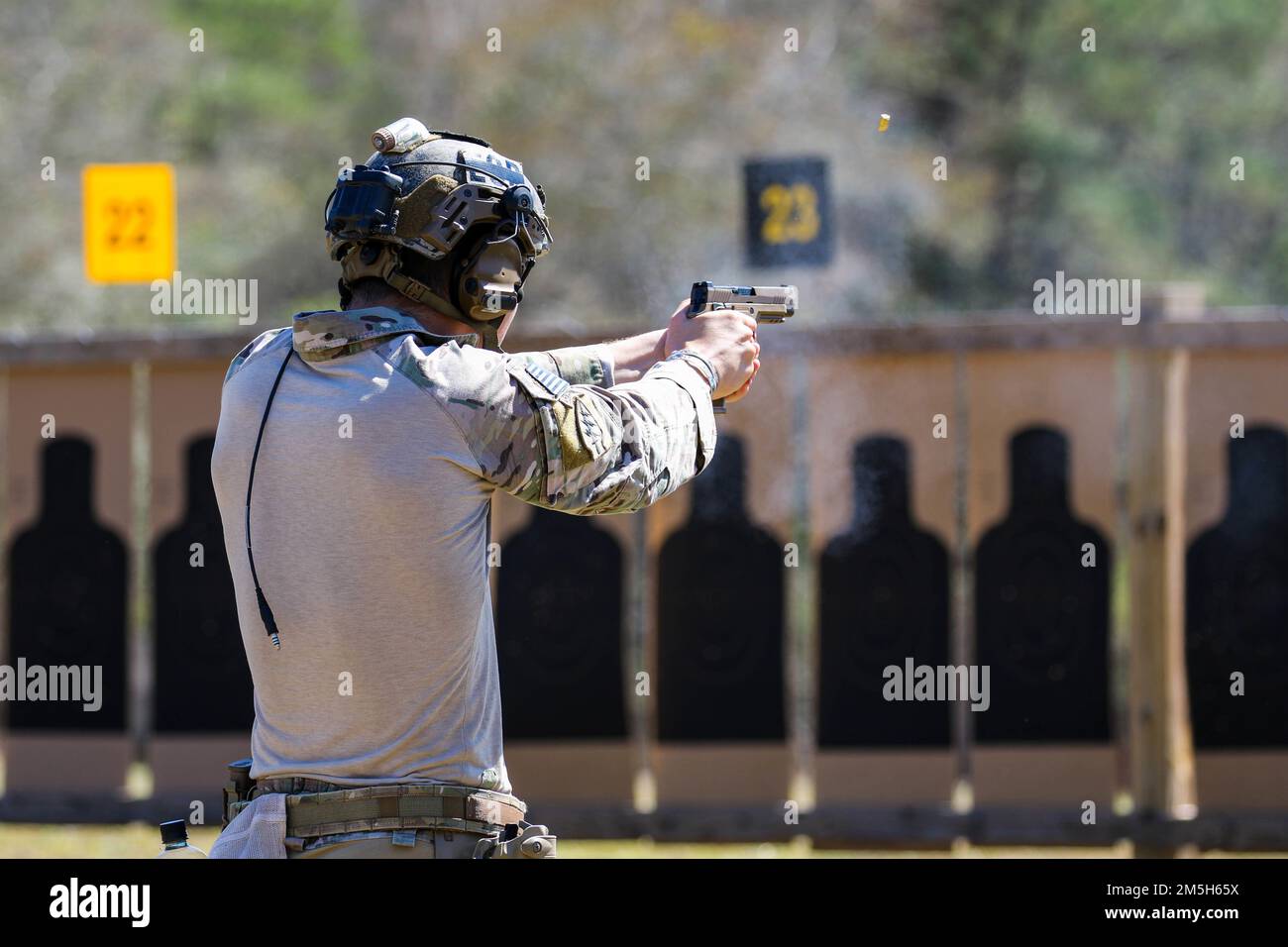 Mehr als 220 Soldaten traten in den 2022 USA an Army Small Arms Championships in Fort Benning, Georgia, 13.-19. März. Der einwöchige Wettkampf, bekannt als All Army, ist ein jährlicher Wettkampf, der von den USA veranstaltet wird Army Marksmanship Unit (USAMU) in Verbindung mit dem Maneuver Center of Excellence (MCOE), das Soldaten aus allen Bereichen zusammenbringt: Aktiver Dienst, Reserve, Nationalgarde und ROTC. Während dieser Schießerei traten die Soldaten in neun verschiedenen Schusslinien gegeneinander an und schossen über 146.000 Schuss Gewehr- und Pistolenmunition ab. Obwohl alle Armee die Soldaten begehrten Trophäen und Stockfoto