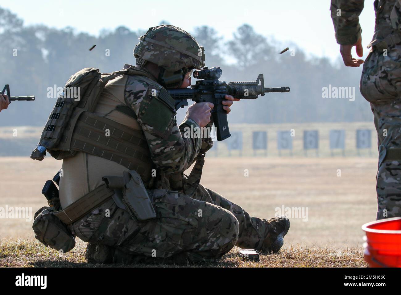 Mehr als 220 Soldaten traten in den 2022 USA an Army Small Arms Championships in Fort Benning, Georgia, 13.-19. März. Der einwöchige Wettkampf, bekannt als All Army, ist ein jährlicher Wettkampf, der von den USA veranstaltet wird Army Marksmanship Unit (USAMU) in Verbindung mit dem Maneuver Center of Excellence (MCOE), das Soldaten aus allen Bereichen zusammenbringt: Aktiver Dienst, Reserve, Nationalgarde und ROTC. Während dieser Schießerei traten die Soldaten in neun verschiedenen Schusslinien gegeneinander an und schossen über 146.000 Schuss Gewehr- und Pistolenmunition ab. Obwohl alle Armee die Soldaten begehrten Trophäen und Stockfoto