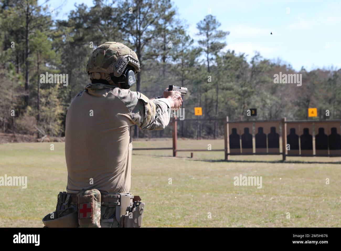 Mehr als 220 Soldaten traten in den 2022 USA an Army Small Arms Championships in Fort Benning, Georgia, 13.-19. März. Der einwöchige Wettkampf, bekannt als All Army, ist ein jährlicher Wettkampf, der von den USA veranstaltet wird Army Marksmanship Unit (USAMU) in Verbindung mit dem Maneuver Center of Excellence (MCOE), das Soldaten aus allen Bereichen zusammenbringt: Aktiver Dienst, Reserve, Nationalgarde und ROTC. Während dieser Schießerei traten die Soldaten in neun verschiedenen Schusslinien gegeneinander an und schossen über 146.000 Schuss Gewehr- und Pistolenmunition ab. Obwohl alle Armee die Soldaten begehrten Trophäen und Stockfoto