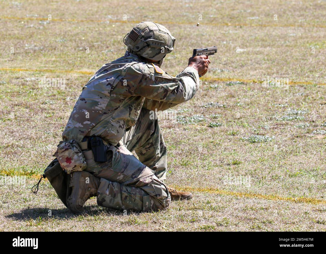 Mehr als 220 Soldaten traten in den 2022 USA an Army Small Arms Championships in Fort Benning, Georgia, 13.-19. März. Der einwöchige Wettkampf, bekannt als All Army, ist ein jährlicher Wettkampf, der von den USA veranstaltet wird Army Marksmanship Unit (USAMU) in Verbindung mit dem Maneuver Center of Excellence (MCOE), das Soldaten aus allen Bereichen zusammenbringt: Aktiver Dienst, Reserve, Nationalgarde und ROTC. Während dieser Schießerei traten die Soldaten in neun verschiedenen Schusslinien gegeneinander an und schossen über 146.000 Schuss Gewehr- und Pistolenmunition ab. Obwohl alle Armee die Soldaten begehrten Trophäen und Stockfoto