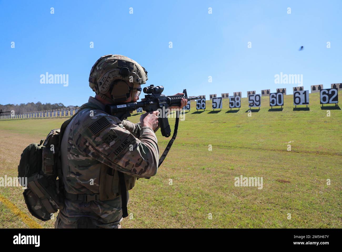 Mehr als 220 Soldaten traten in den 2022 USA an Army Small Arms Championships in Fort Benning, Georgia, 13.-19. März. Der einwöchige Wettkampf, bekannt als All Army, ist ein jährlicher Wettkampf, der von den USA veranstaltet wird Army Marksmanship Unit (USAMU) in Verbindung mit dem Maneuver Center of Excellence (MCOE), das Soldaten aus allen Bereichen zusammenbringt: Aktiver Dienst, Reserve, Nationalgarde und ROTC. Während dieser Schießerei traten die Soldaten in neun verschiedenen Schusslinien gegeneinander an und schossen über 146.000 Schuss Gewehr- und Pistolenmunition ab. Obwohl alle Armee die Soldaten begehrten Trophäen und Stockfoto