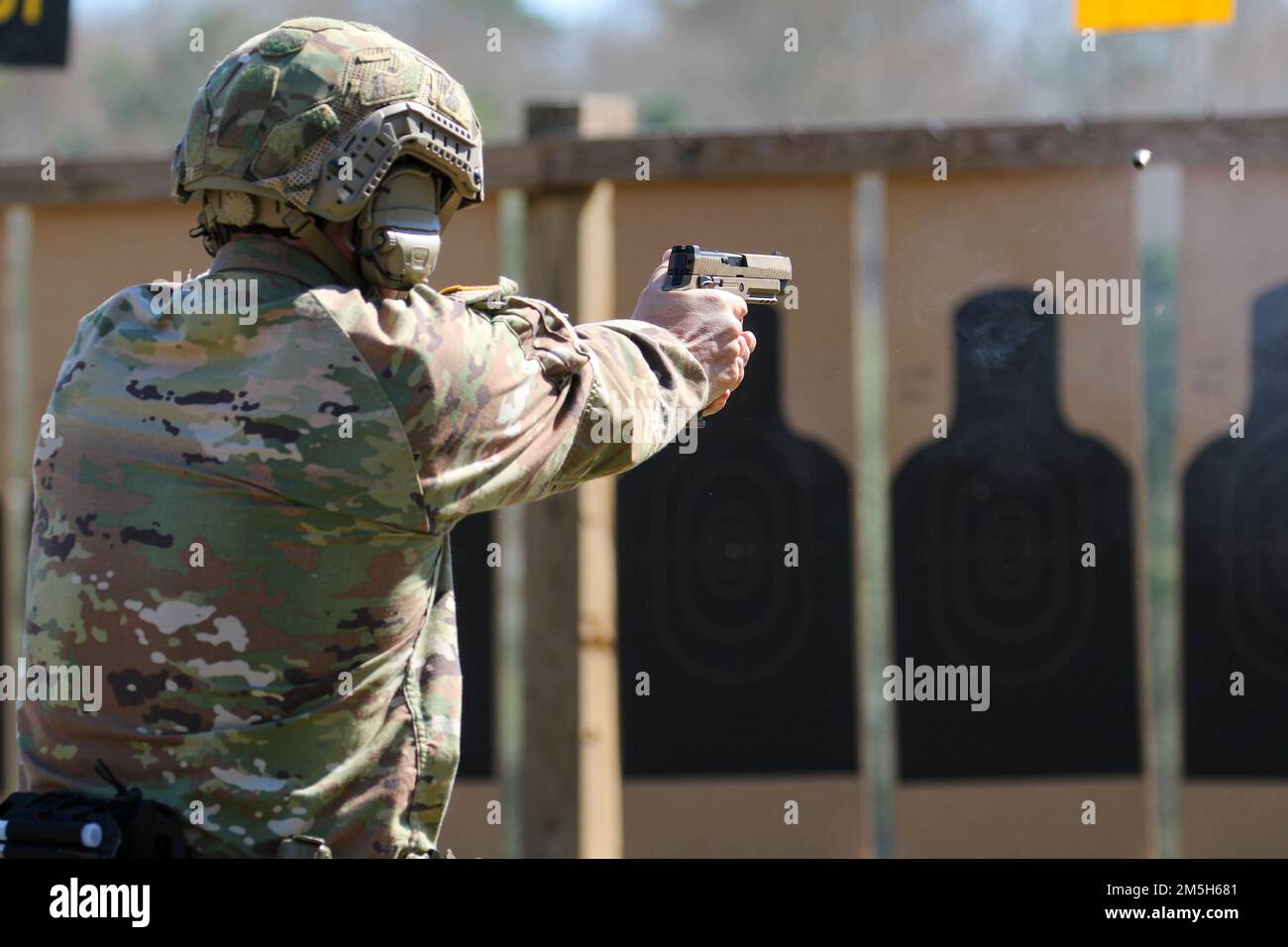 Mehr als 220 Soldaten traten in den 2022 USA an Army Small Arms Championships in Fort Benning, Georgia, 13.-19. März. Der einwöchige Wettkampf, bekannt als All Army, ist ein jährlicher Wettkampf, der von den USA veranstaltet wird Army Marksmanship Unit (USAMU) in Verbindung mit dem Maneuver Center of Excellence (MCOE), das Soldaten aus allen Bereichen zusammenbringt: Aktiver Dienst, Reserve, Nationalgarde und ROTC. Während dieser Schießerei traten die Soldaten in neun verschiedenen Schusslinien gegeneinander an und schossen über 146.000 Schuss Gewehr- und Pistolenmunition ab. Obwohl alle Armee die Soldaten begehrten Trophäen und Stockfoto